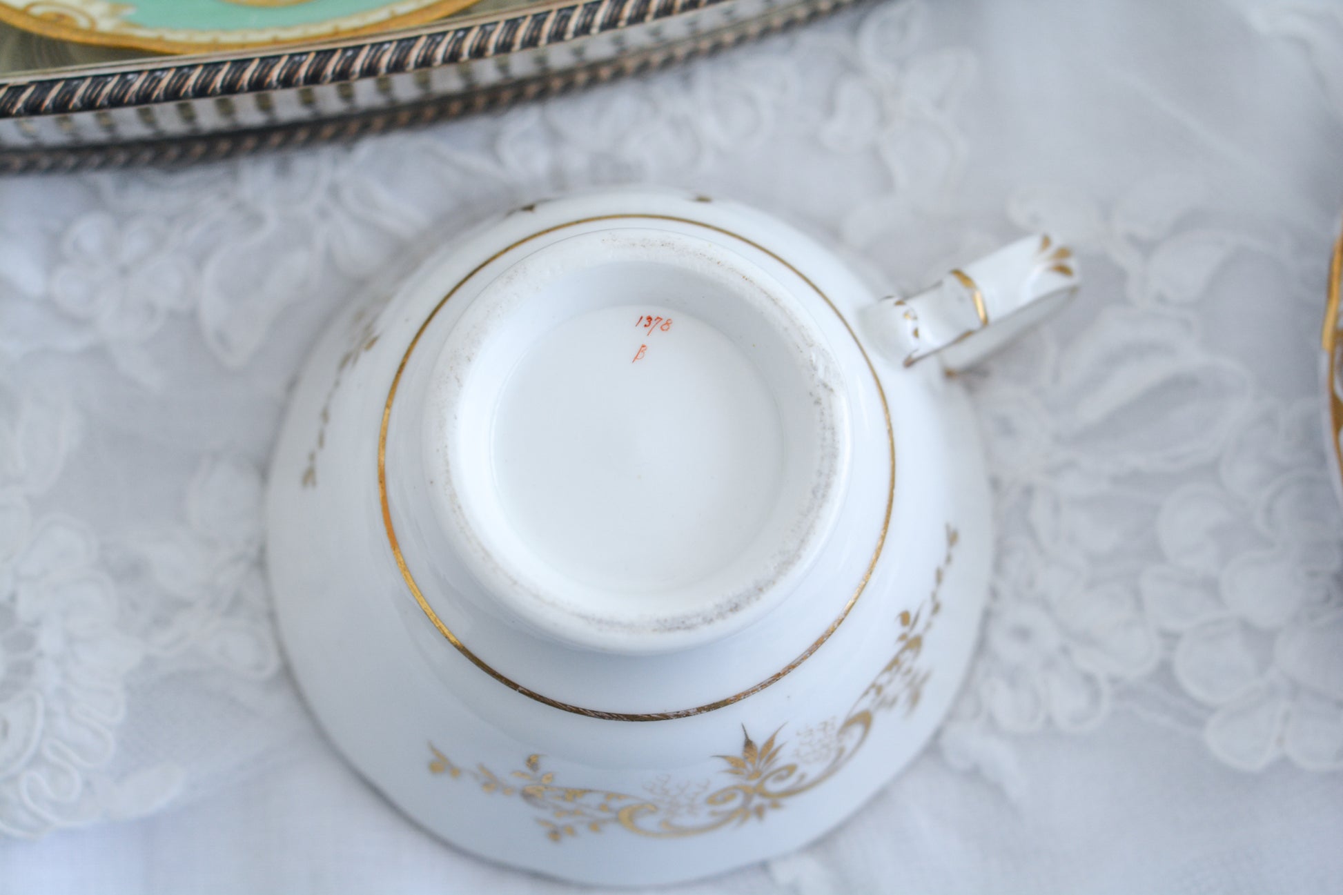 爽やかなアップルグリーンカラーに美しい模様のカップ&ソーサー。メーカーは不明ですが、優美なシェイプも素晴らしいデザインのお品です。こちらは1客の価格です。在庫が全部で5客ございます。 差異はあまりありませんが、状態の良いものから順番にお送りいたします。