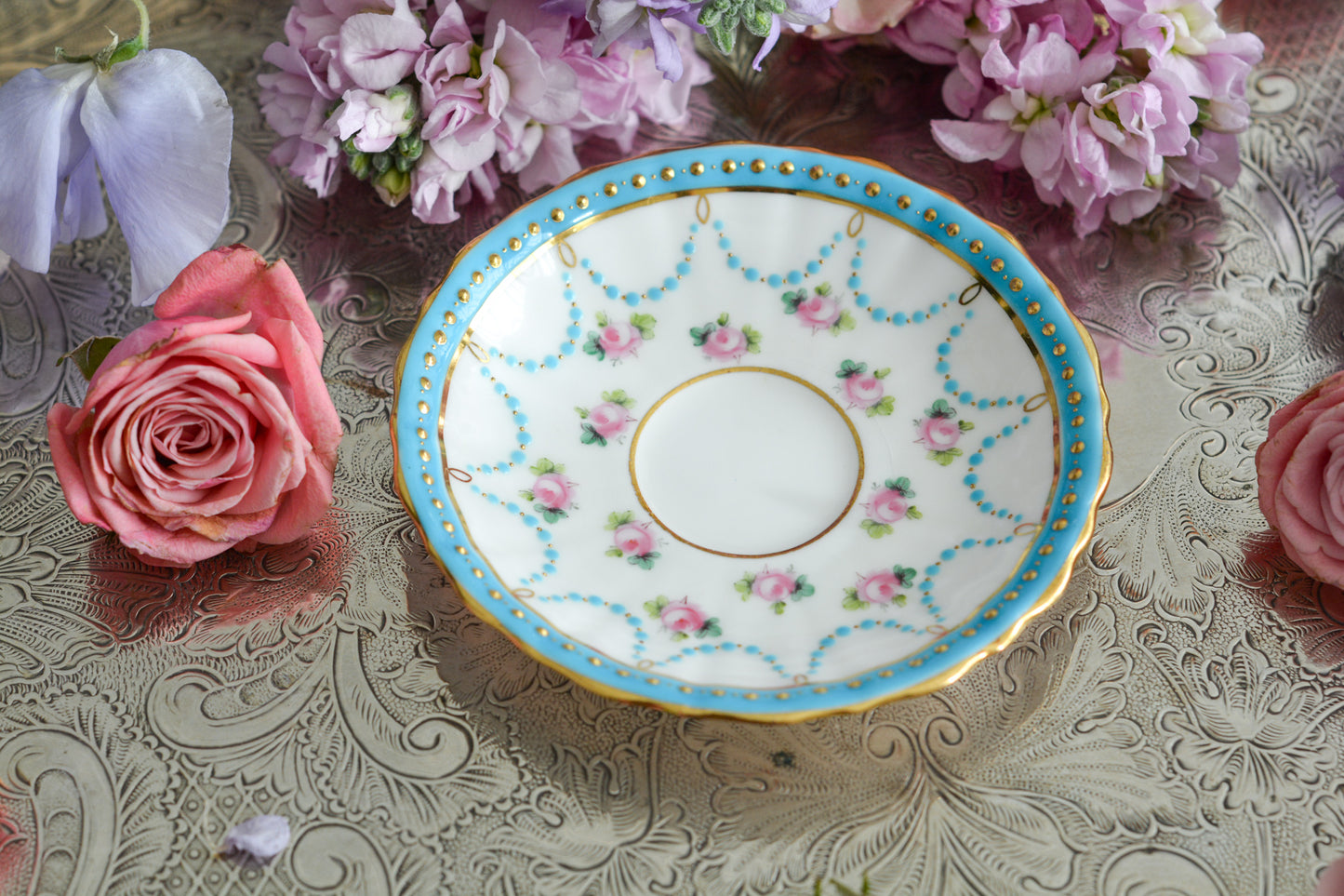 ミントンの美しいデミタスカップ。ミントンブルーにエレガントなデザイン。さすがミントン!ですね。小さなカップにぎゅっと魅力が詰まったお品です。 ミントンは女性の絵付け師さんが他のメーカーよりもたくさん活躍していたと本で読んだことがあります。ミントンのエレガントで美しいデザインはそんな理由もあるのかもしれません。カップのハンドルに製造時にできたと思われる傷と、ソーサーにヘアライン(貫通はしていません)があるので実用にはお勧めしませんが、ぜひたくさん眺めて愛でていただきたい、芸術的なカップです。