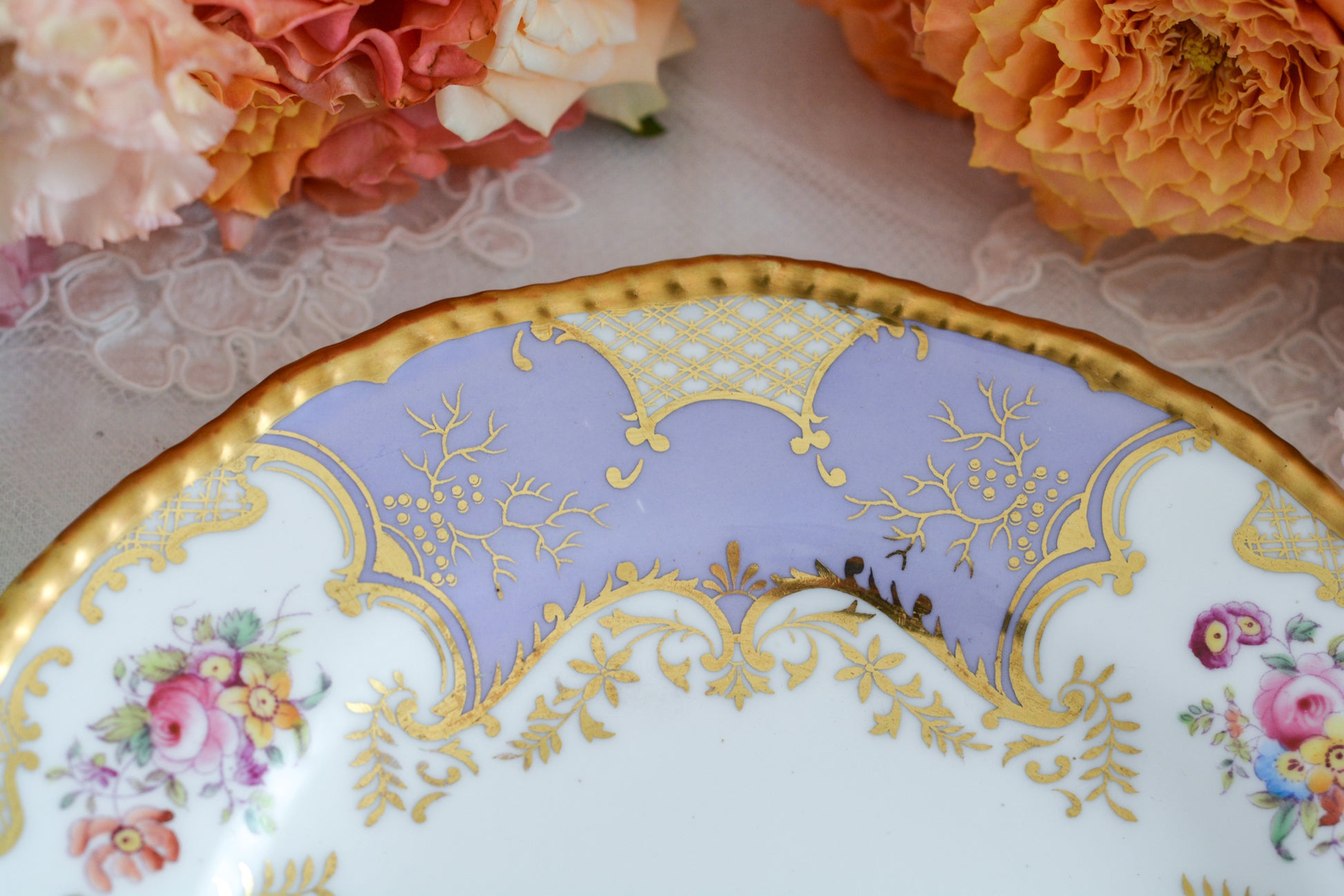 コールポートの人気シリーズ、バットウィングシリーズ。こちらはとても貴重なライラックカラーのデザートプレートです。ライラックカラーは美しいのはもちろんですが、柔らかな印象でとても上品ですね。最近はバットウィングシリーズは探すことがより困難になっております。ライラックカラーは元々レアカラーと言われるお品で、当店では初めてご紹介できます。  お揃いのティートリオも別で掲載しております。
