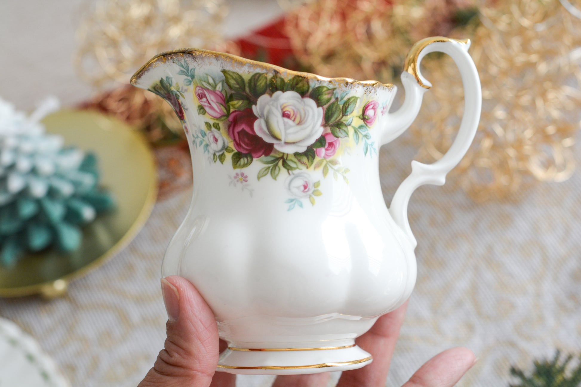 華やかな雰囲気のロイヤルアルバートのセレブレーションシリーズ。ミルクジャグも美しいです。クリスマスのテーブルにもぴったりな色合いとデザイン。クリスマスのティータイムをお楽しみくださいね。  同じシリーズのティートリオと2段ケーキスタンドも別で掲載しています。
