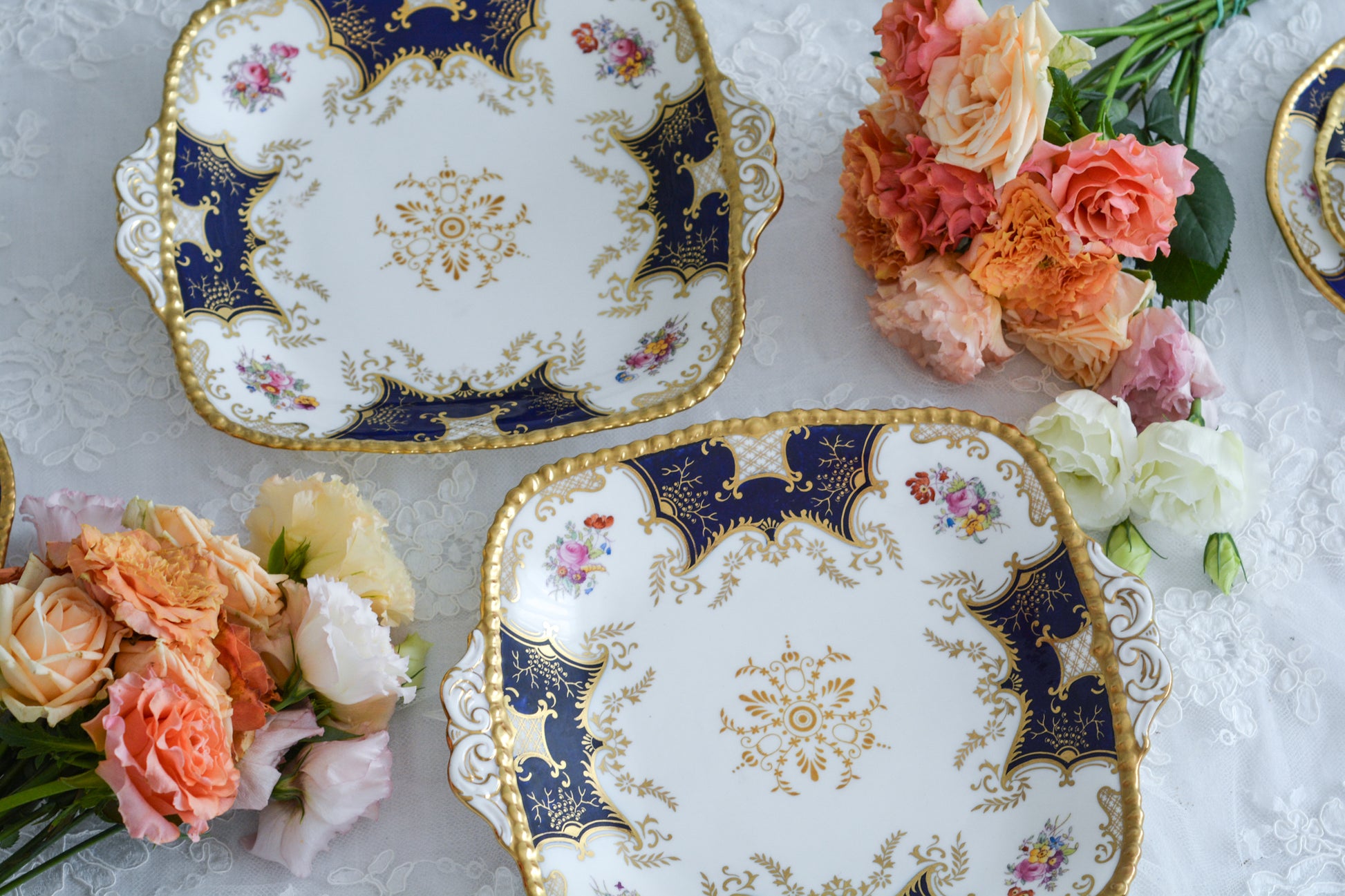 コールポートの人気シリーズ、バットウィング。カラーバリエーションも豊富なシリーズです。こちらはコバルトカラーの美しいB&Bプレート。コバルトブルーは重厚感がありますね。B&BプレートのB&Bとは、ブレッド&バターの略で、パンやサンドイッチ、スコーンはもちろん、スイーツなども盛り付けてお楽しみいただけます。