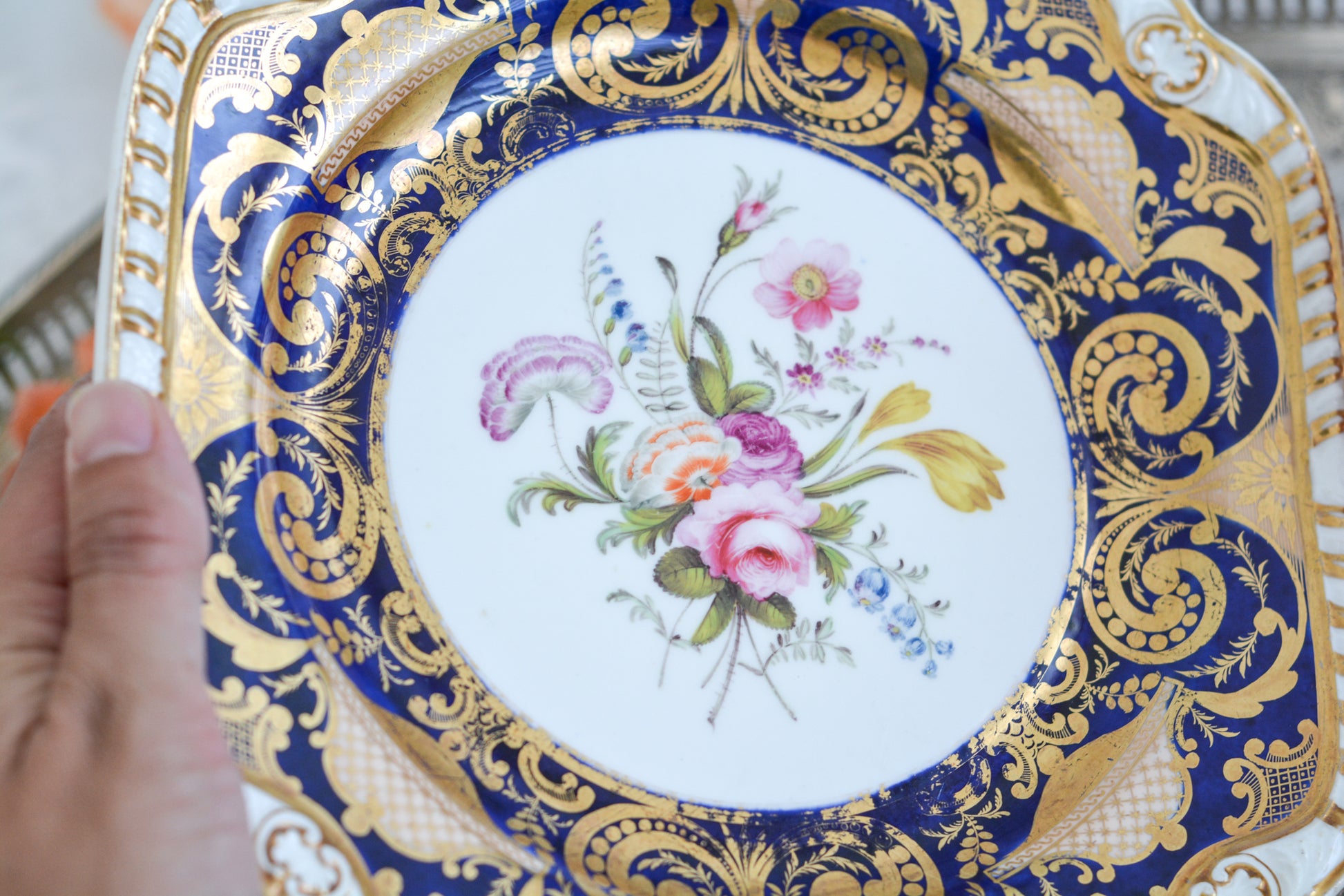 スポードのコバルトブルー地に豪華な金彩模様と手描きで描かれたブーケの模様が美しいプレートです。ちょっと珍しい形をしています。縁の縁飾りのような模様もとても素敵ですね。裏面にはバックスタンプではなく手描きでSpodeと記されています。とても豪華なプレートでキャビネットプレートとして飾ってもとても素敵だなと思います。