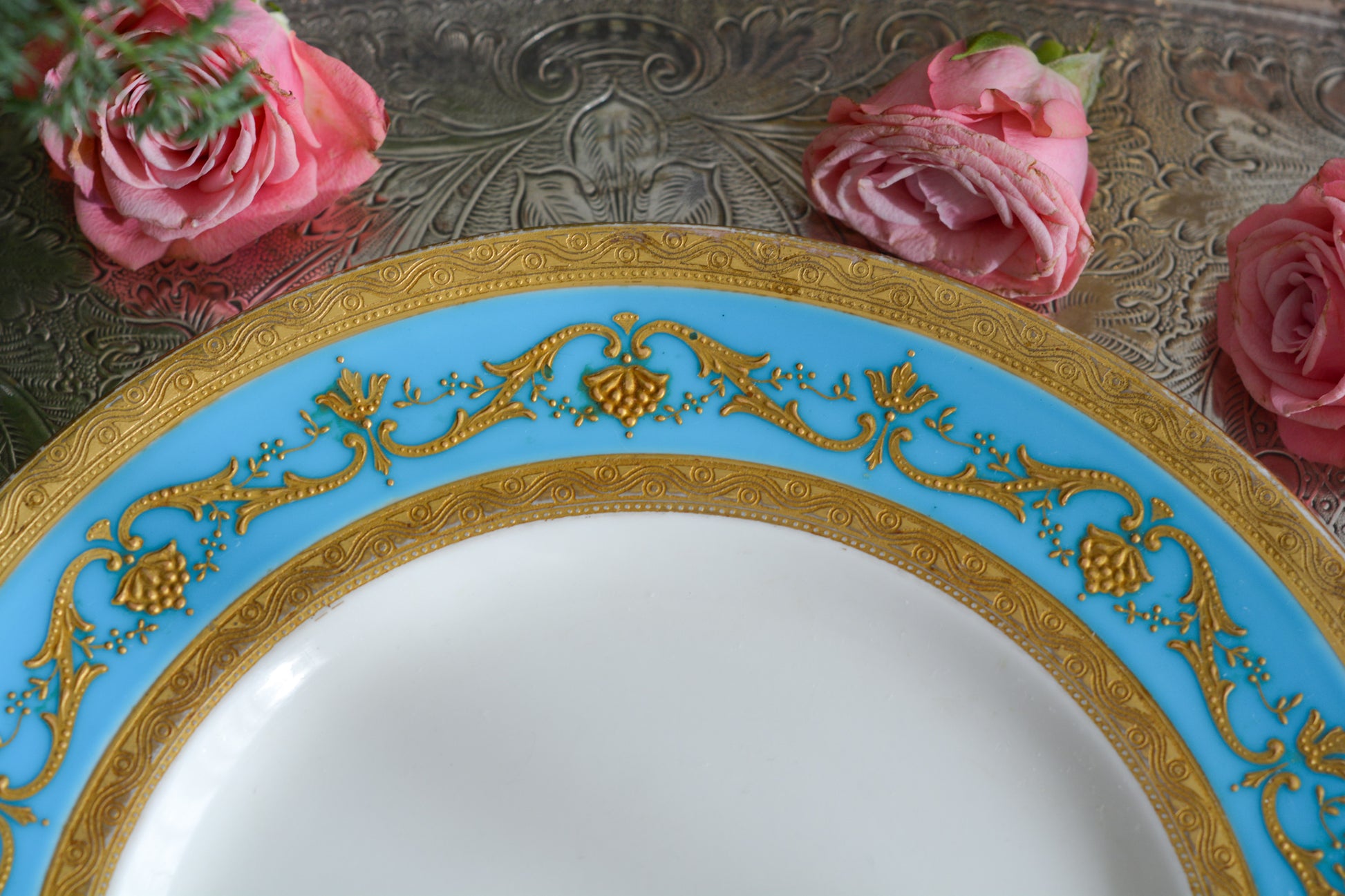 ティファニー社がミントンにオーダーしたプレート。ミントンブルーに金盛りの繊細な模様がとても美しいお品です。ミントンらしいエレガントなデザインはティファニーのイメージにもぴったり。ティファニーは英国の磁器メーカーに特注し、商品をたくさん輸入していました。各メーカーともティファニーの特注品は特にエレガントなデザインが多いです。流行を生み出す力はさすがですね。