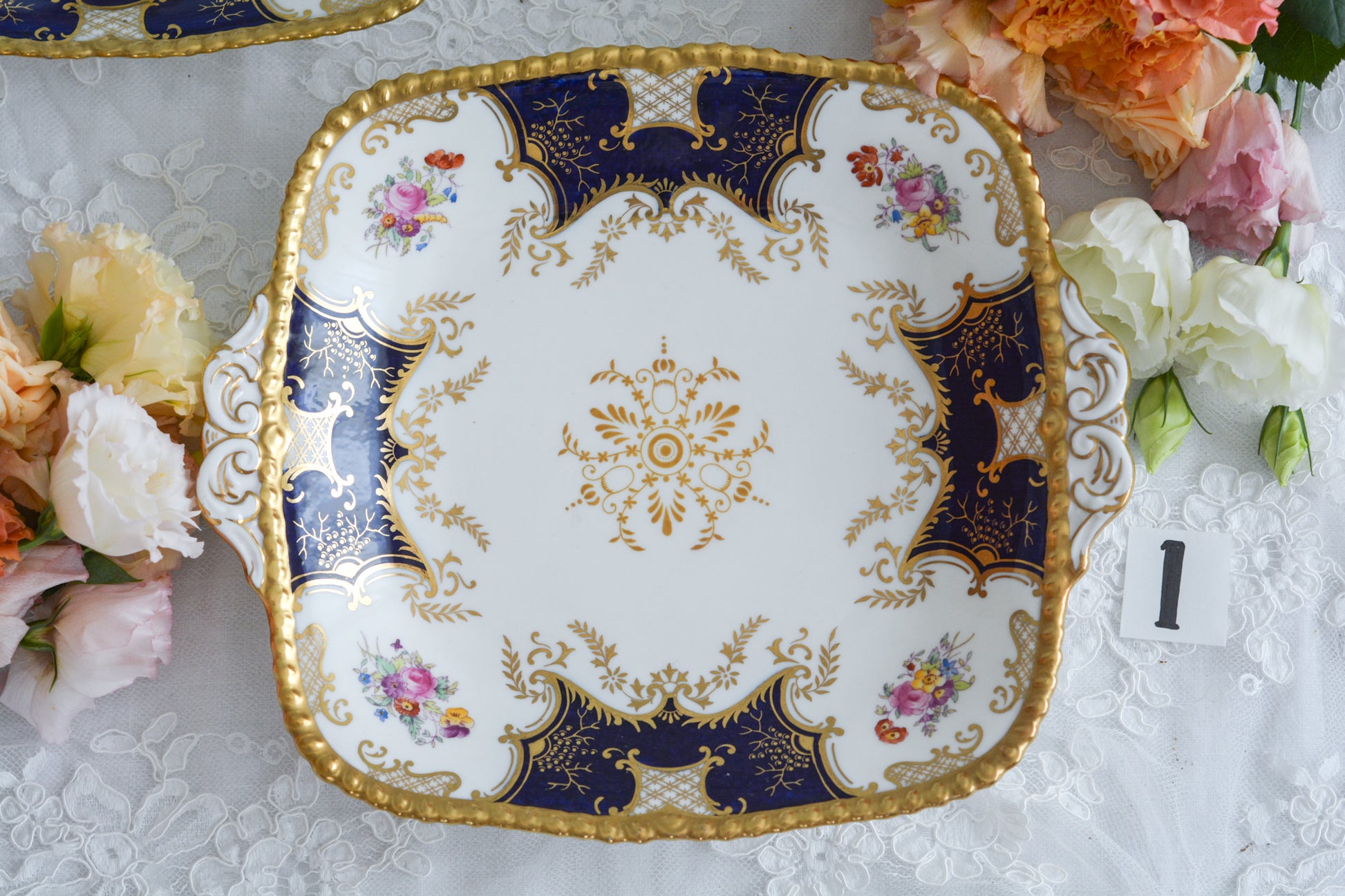 コールポートの人気シリーズ、バットウィング。カラーバリエーションも豊富なシリーズです。こちらはコバルトカラーの美しいB&Bプレート。コバルトブルーは重厚感がありますね。B&BプレートのB&Bとは、ブレッド&バターの略で、パンやサンドイッチ、スコーンはもちろん、スイーツなども盛り付けてお楽しみいただけます。