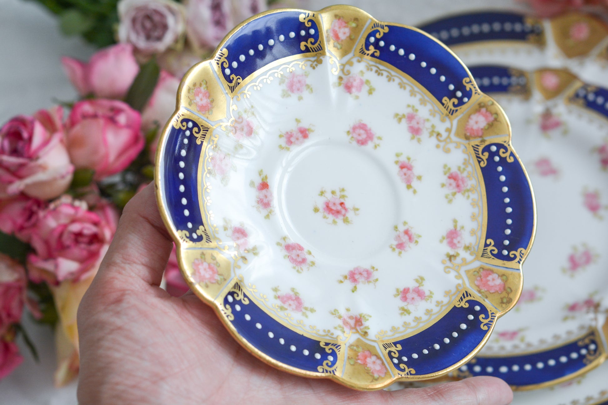 アレートンというメーカーの美しいティートリオです。アレートンは1859年から1942年まで続いたメーカーで、1912年からはコウルドンに買収されました。バックスタンプはコウルドンに引き継がれる以前の物です。美しいコバルトブルーにエナメルのジュールがうってあって、とってもエレガントなティーセットです。カップ&ソーサー、サイドプレート、デザートプレートの4ピースのセットで、お一人分のティータイムにぴったりです。