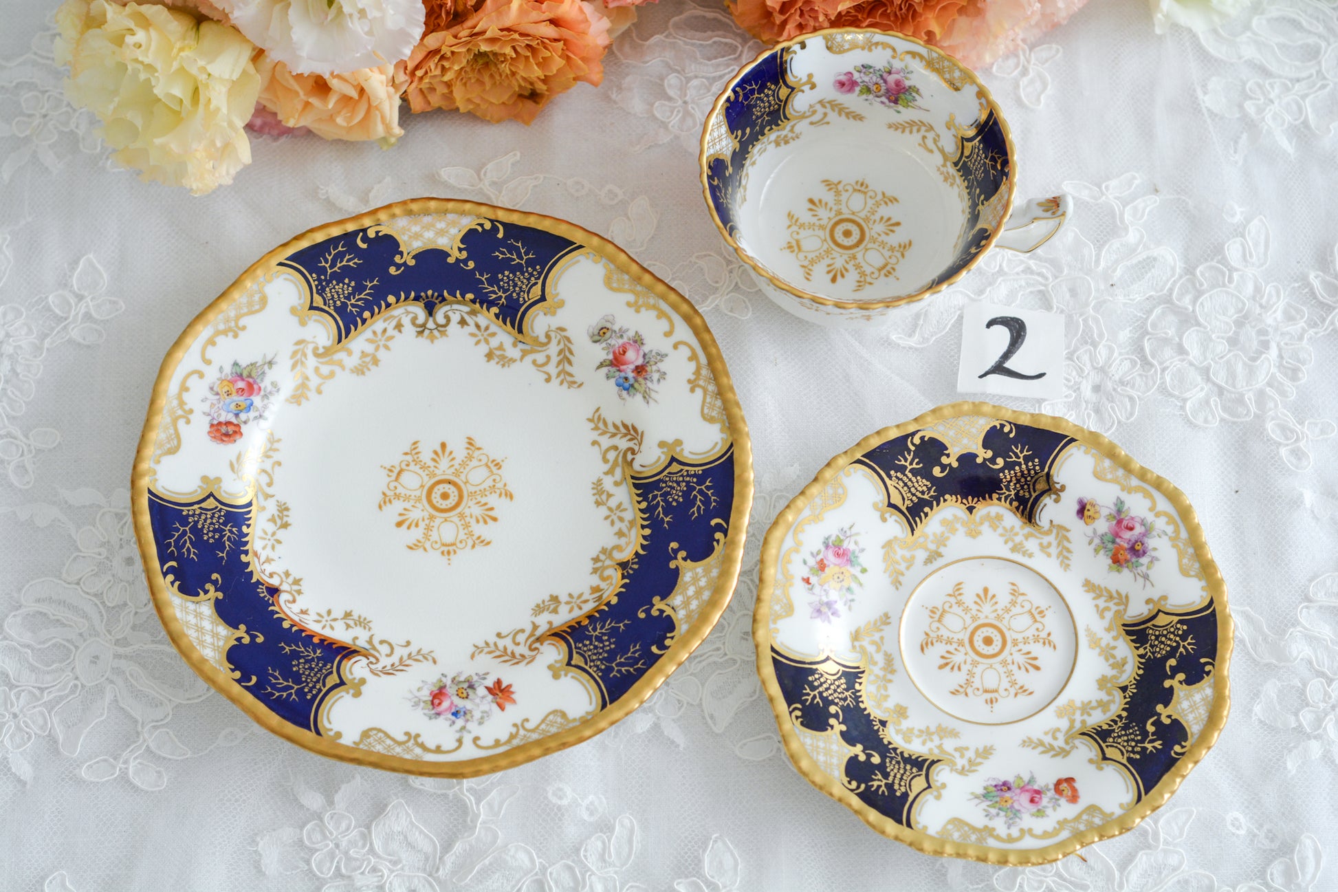 コールポートの代表作と言ってもいい、バットウィングシリーズ。こちらはコバルトブルーのティートリオです。重厚感のあるコバルトブルーと金彩のコントラスト、美しいシェイプ。凛としさ美しさがありオーラを感じます。最近はバットウィングも探すのがとても困難になってきました。心が躍るカップでティータイムをお楽しみいただけたら嬉しいです。こちらは1セットの価格です。全部で6セット在庫がございます。状態で価格が変わります。