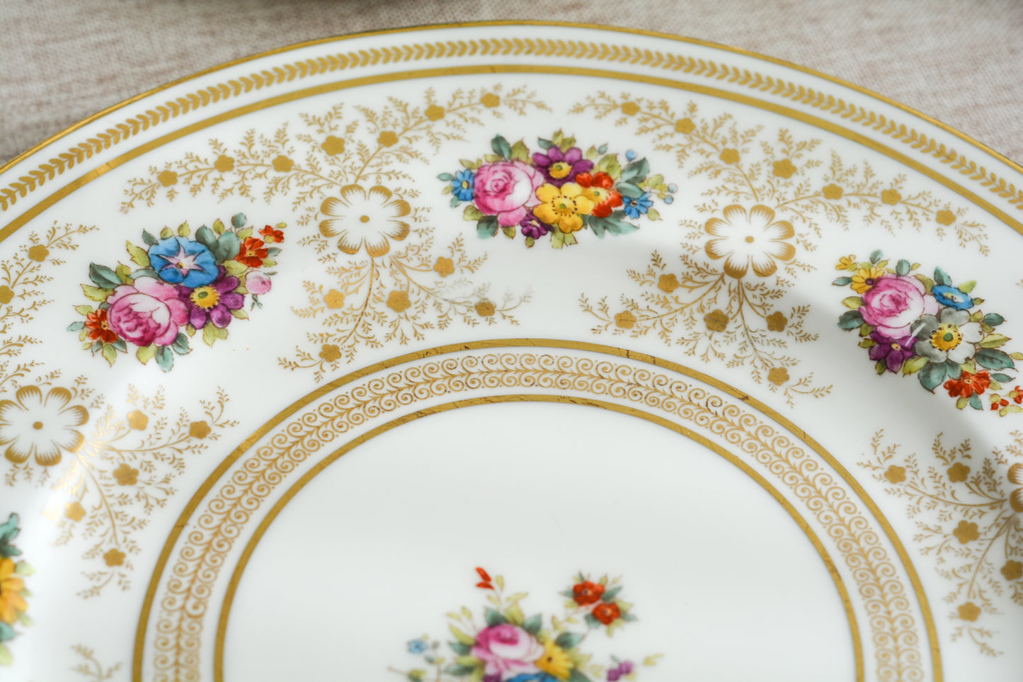 コウルドンの美しいディナープレートです。繊細な金彩模様にハンドペイントで描かれた可愛らしいお花たち。コウルドンらしいエレガントで上品なデザインです。ディナープレートとしてはもちろん、サービングプレートやアンダープレートとしてもお使いいただけるサイズです。クリスマスのテーブルコーディネートをお楽しみくださいませ。  今回お値打ちに仕入れることが出来たため、特別価格となっております。 価格は1枚の価格です。在庫が全部で11枚ございます。