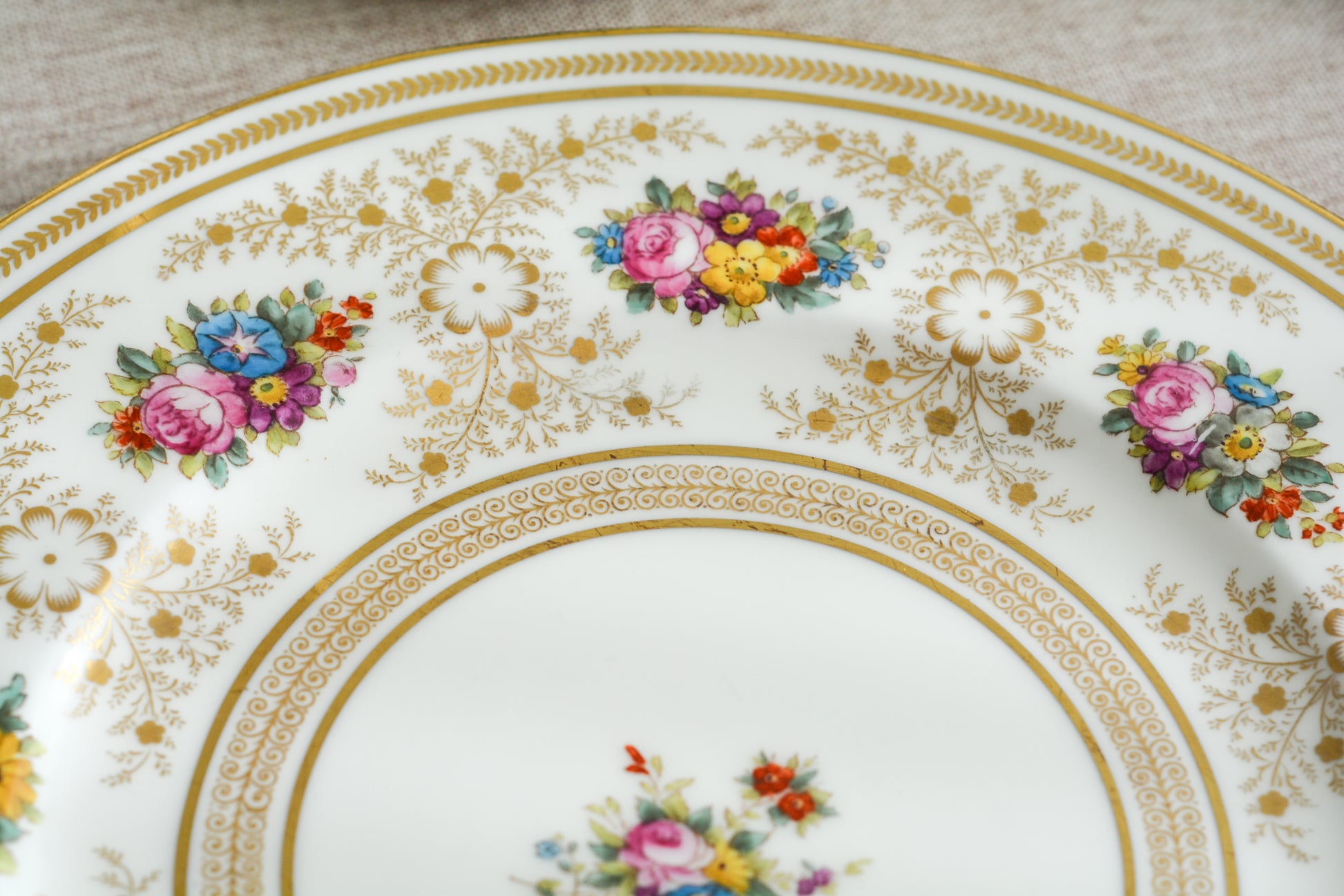 コウルドンの美しいディナープレートです。繊細な金彩模様にハンドペイントで描かれた可愛らしいお花たち。コウルドンらしいエレガントで上品なデザインです。ディナープレートとしてはもちろん、サービングプレートやアンダープレートとしてもお使いいただけるサイズです。クリスマスのテーブルコーディネートをお楽しみくださいませ。  今回お値打ちに仕入れることが出来たため、特別価格となっております。 価格は1枚の価格です。在庫が全部で11枚ございます。