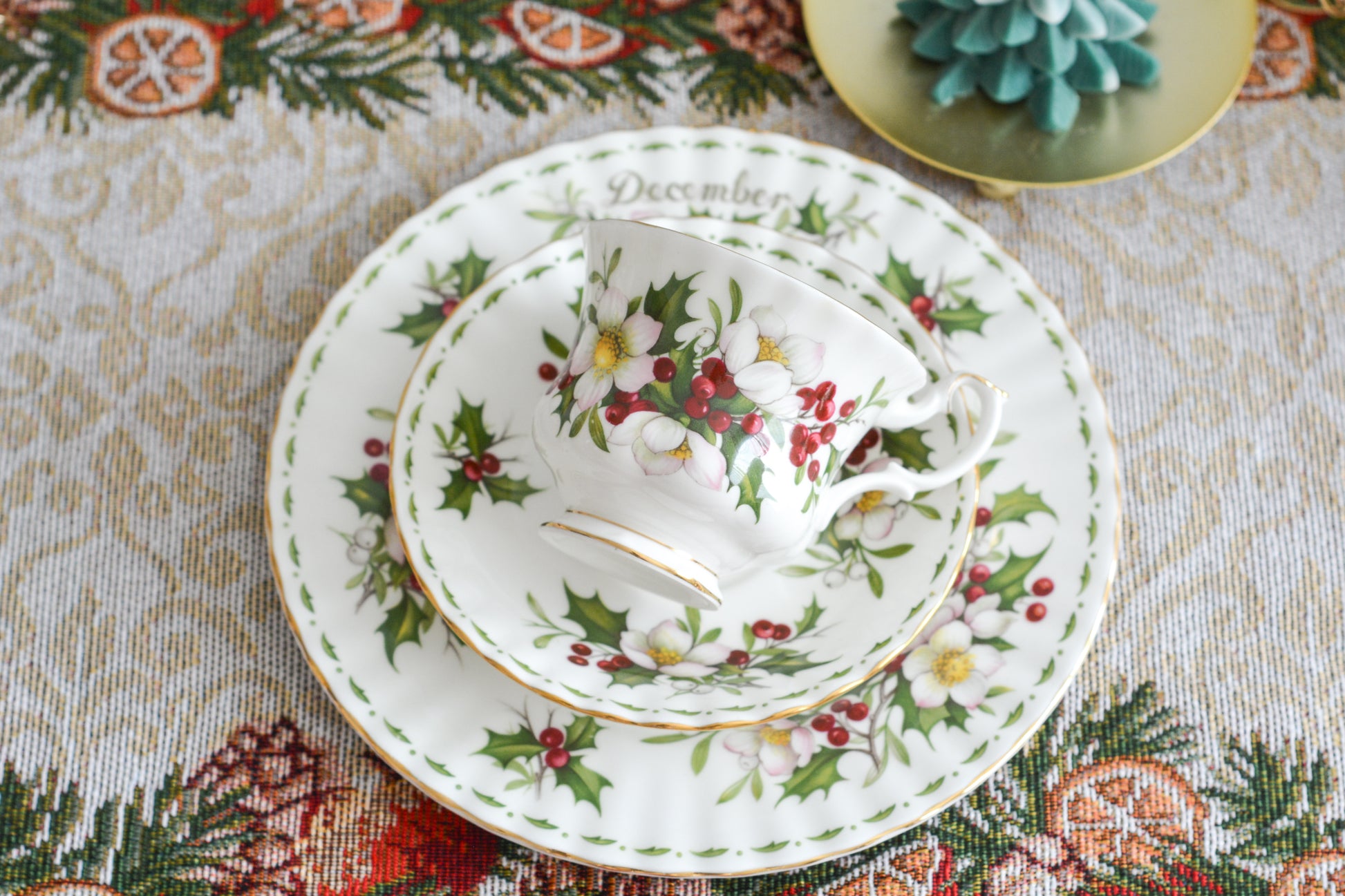 ロイヤルアルバートの人気シリーズの一つ、「フラワーオブマンス」1月から12月までそれぞれの季節のお花がモチーフのシリーズで、ついつい集めたくなってしまう魅力があります。今回ご紹介するのは、12月(December)。12月のお花はクリスマスローズです。ヒイラギに可憐なクリスマスローズがクリスマスの季節にぴったりなデザイン。とっても華やかなお品でクリスマスのテーブルを彩ります。