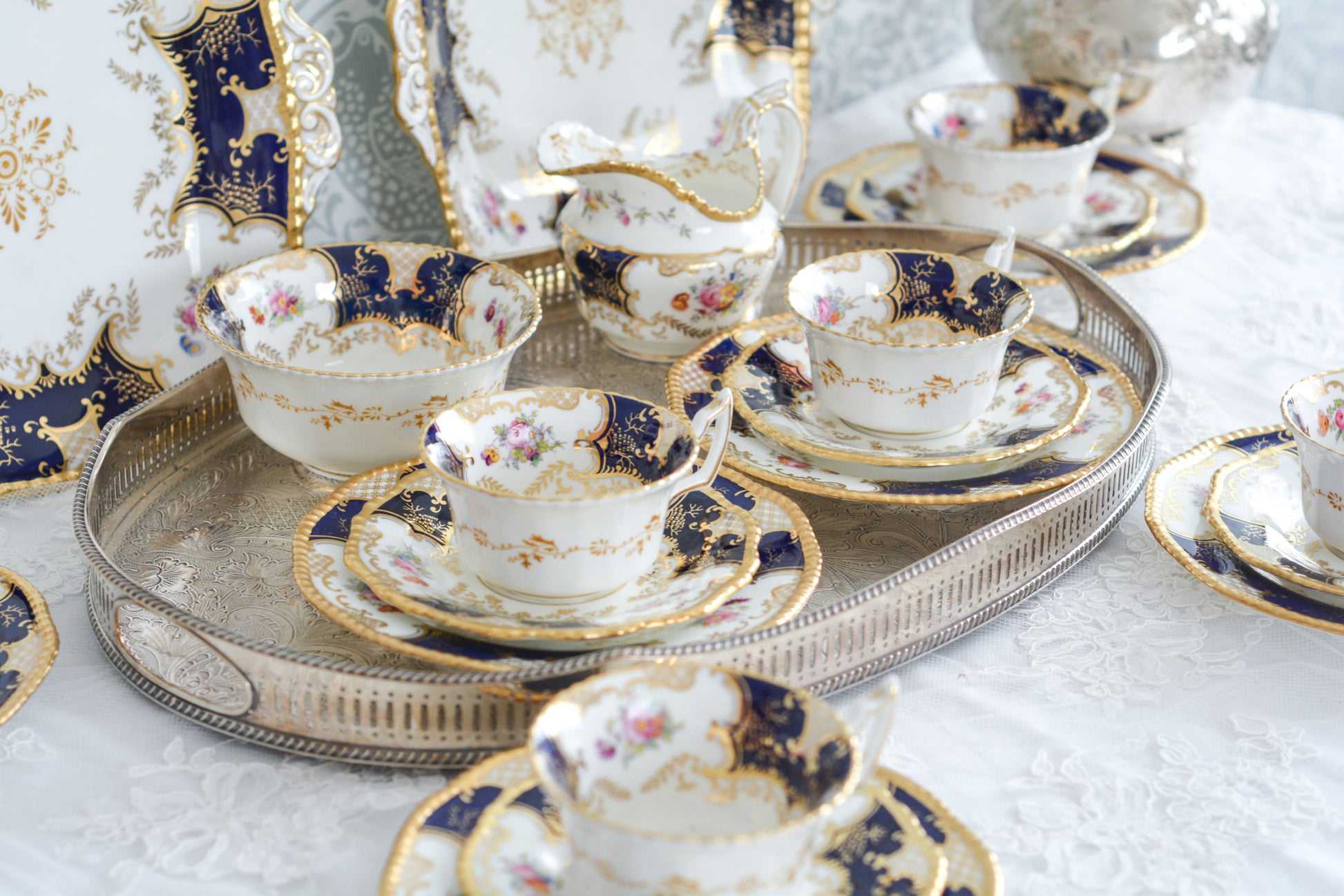 コールポートの代表作と言ってもいい、バットウィングシリーズ。こちらはコバルトブルーのティートリオです。重厚感のあるコバルトブルーと金彩のコントラスト、美しいシェイプ。凛としさ美しさがありオーラを感じます。そしてこちらのお品は、カップの側面にブーケの模様が描かれている珍しいデザインです。最近はバットウィングも探すのがとても困難になってきました。心が躍るカップでティータイムをお楽しみいただけたら嬉しいです。こちらは1セットの価格です。全部で6セット在庫がございます。状態で価格が変わります。