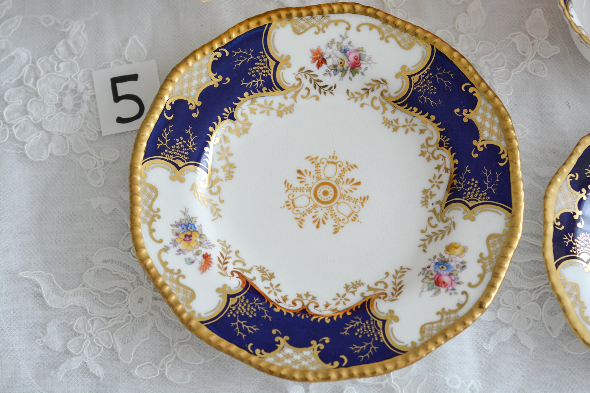 コールポートの代表作と言ってもいい、バットウィングシリーズ。こちらはコバルトブルーのティートリオです。重厚感のあるコバルトブルーと金彩のコントラスト、美しいシェイプ。凛としさ美しさがありオーラを感じます。最近はバットウィングも探すのがとても困難になってきました。心が躍るカップでティータイムをお楽しみいただけたら嬉しいです。こちらは1セットの価格です。全部で6セット在庫がございます。状態で価格が変わります。