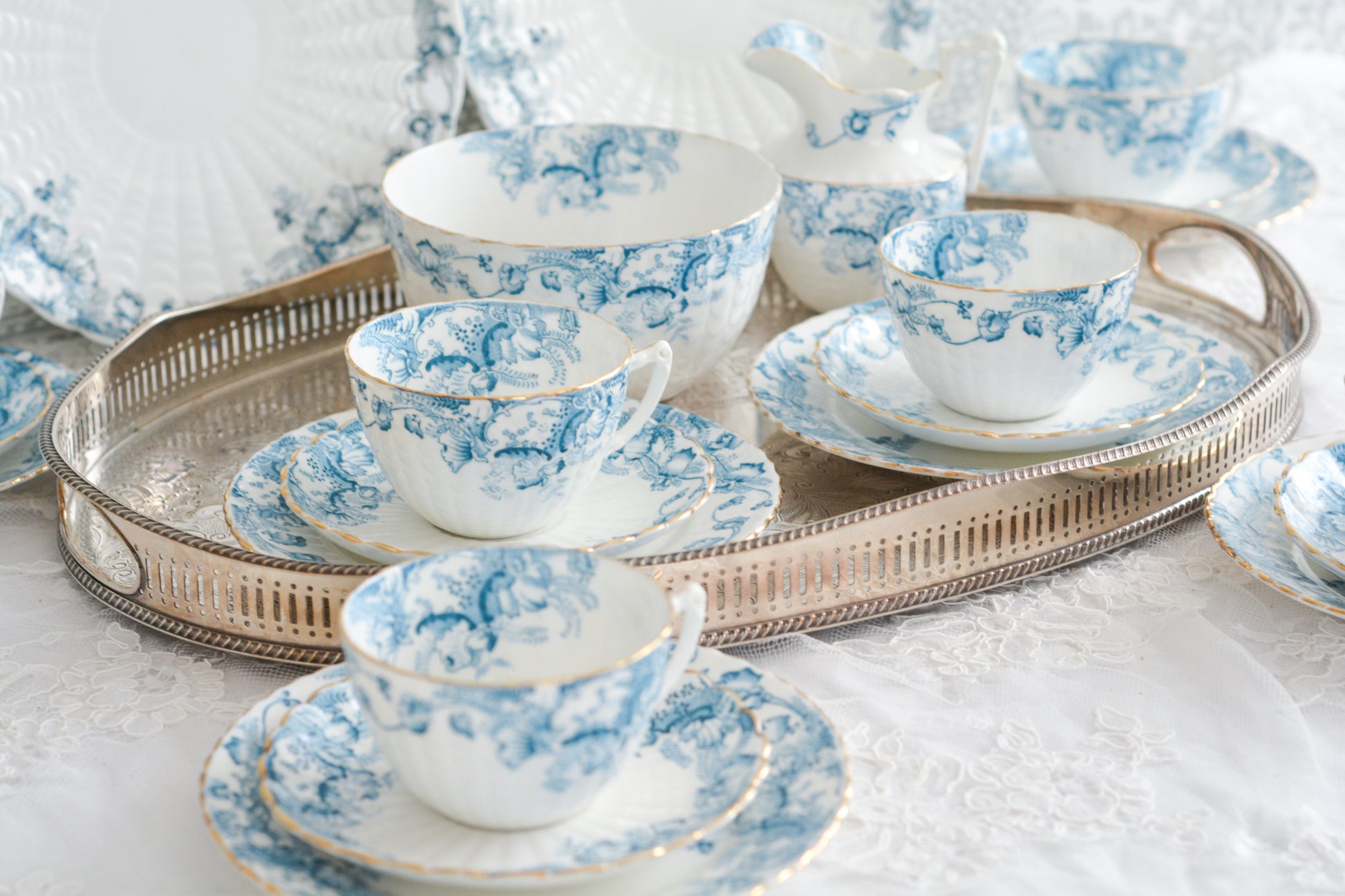 サミュエル・ラドフォードというメーカーの可愛らしいティートリオです。サミュエル・ラドフォードはスタッフォードシャーのメーカーで、1879年から1957年まで創業していました。こちらはブルーの転写模様がとても美しく地模様もとても可愛らしいお品です。同じパターンのミルクジャグ&シュガーボウル、色違いのデザートプレートも別で掲載しています。  こちらは1セットの価格です。全部で6セットあります。状態の良いものからお送りします。