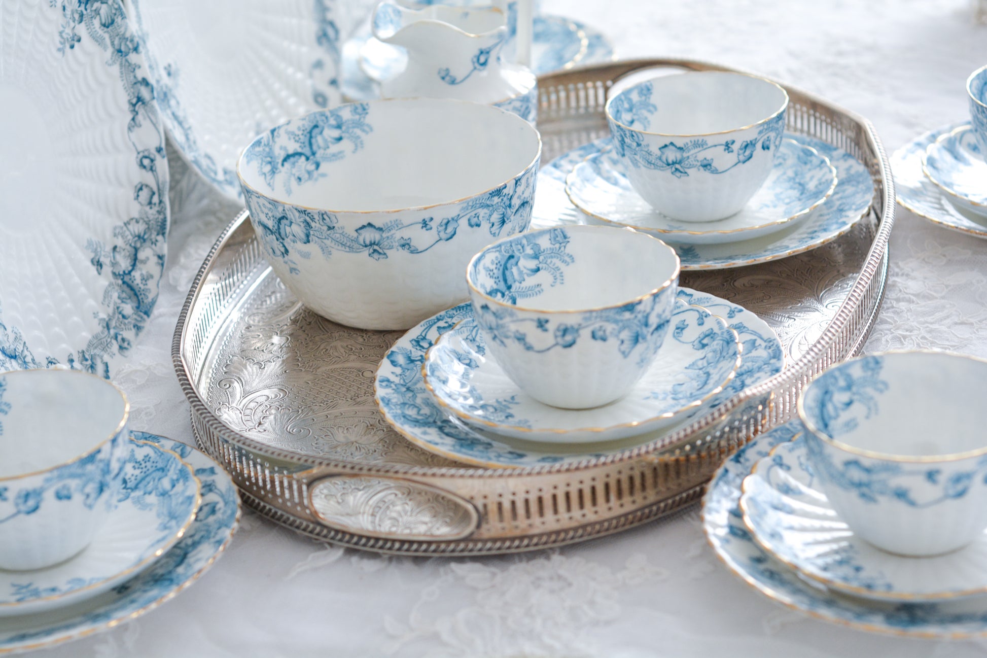 サミュエル・ラドフォードというメーカーの可愛らしいティートリオです。サミュエル・ラドフォードはスタッフォードシャーのメーカーで、1879年から1957年まで創業していました。こちらはブルーの転写模様がとても美しく地模様もとても可愛らしいお品です。同じパターンのミルクジャグ&シュガーボウル、色違いのデザートプレートも別で掲載しています。  こちらは1セットの価格です。全部で6セットあります。状態の良いものからお送りします。