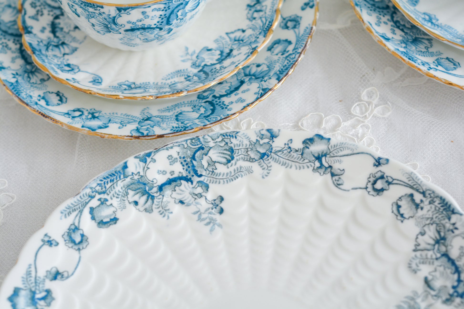 サミュエル・ラドフォードというメーカーの可愛らしいデザートプレートです。サミュエル・ラドフォードはスタッフォードシャーのメーカーで、1879年から1957年まで創業していました。こちらはブルーの転写模様がとても美しく地模様もとても可愛らしいお品です。色違いのティートリオとシュガーボウル&ミルクジャグも別で掲載しています。   こちらは1枚の価格です。全部で2枚在庫がございます。状態の良い方からお送りします。