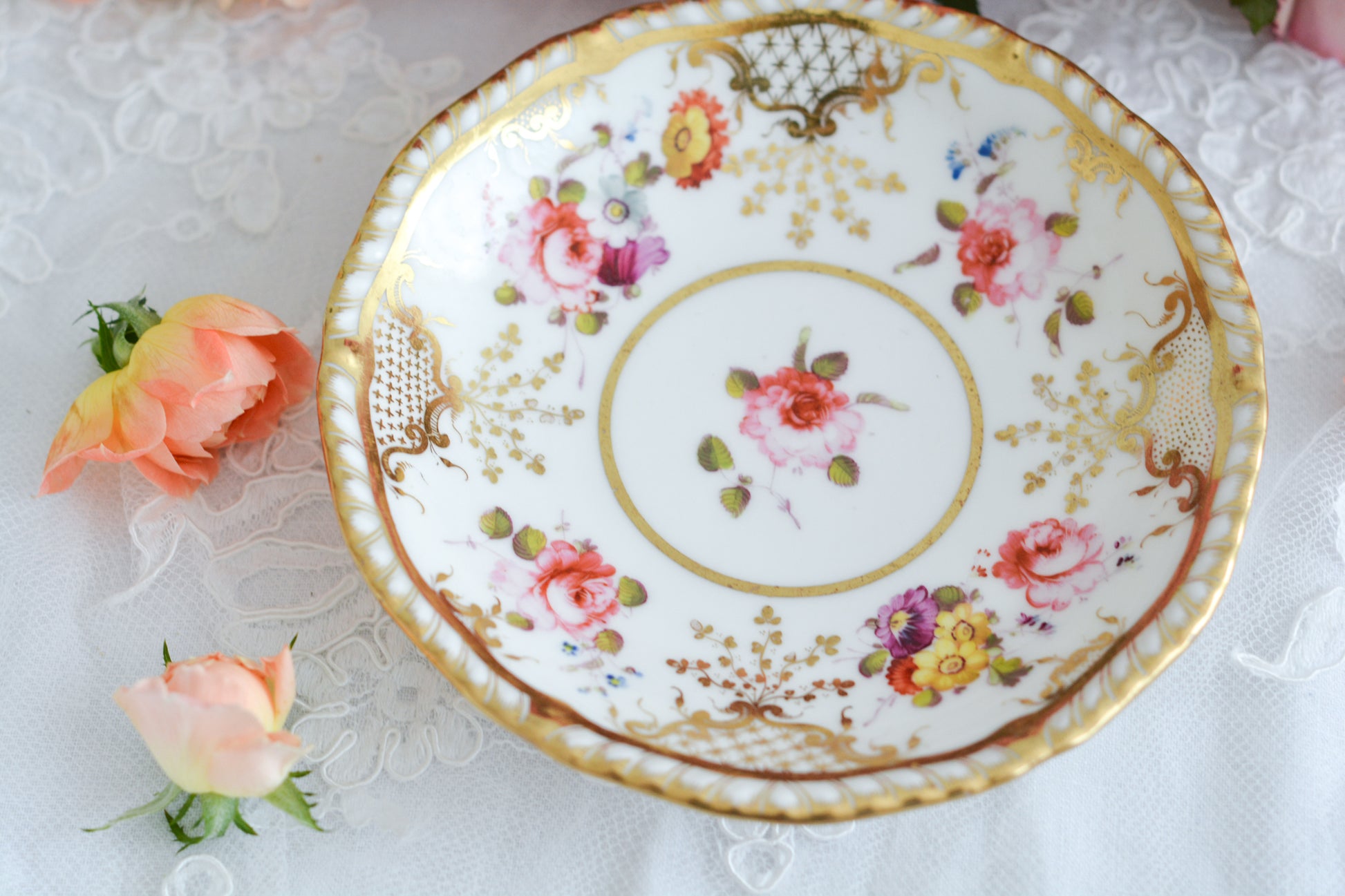 H&Rダニエルは1822年から1846年までという短い期間しか製造していないのですが、とても素晴らしい磁器を作っていたメーカです。数が少なく、作品も素晴らしいとあって世界中にコレクションしている方々がいます。ガドルーンとは縁飾りの模様のことで、こちらはカップの内側についていてセカンドガドルーンと呼ばれています。(外側についているものはファーストガドルーン。)H&Rダニエルの作品はハンドペイント絵付けも大変素晴らしいです。芸術的なカップとなっております。