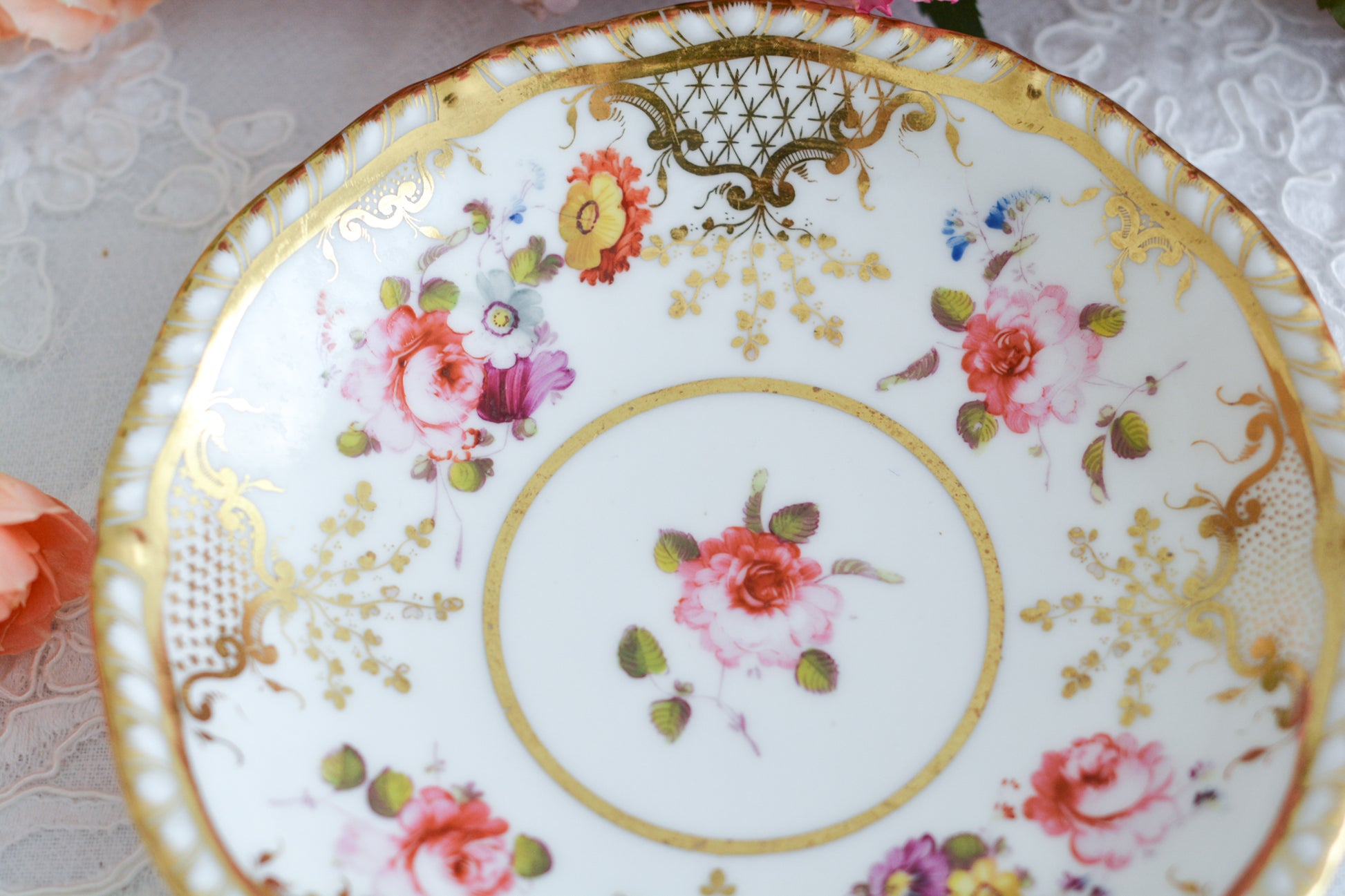 H&Rダニエルは1822年から1846年までという短い期間しか製造していないのですが、とても素晴らしい磁器を作っていたメーカです。数が少なく、作品も素晴らしいとあって世界中にコレクションしている方々がいます。ガドルーンとは縁飾りの模様のことで、こちらはカップの内側についていてセカンドガドルーンと呼ばれています。(外側についているものはファーストガドルーン。)H&Rダニエルの作品はハンドペイント絵付けも大変素晴らしいです。芸術的なカップとなっております。