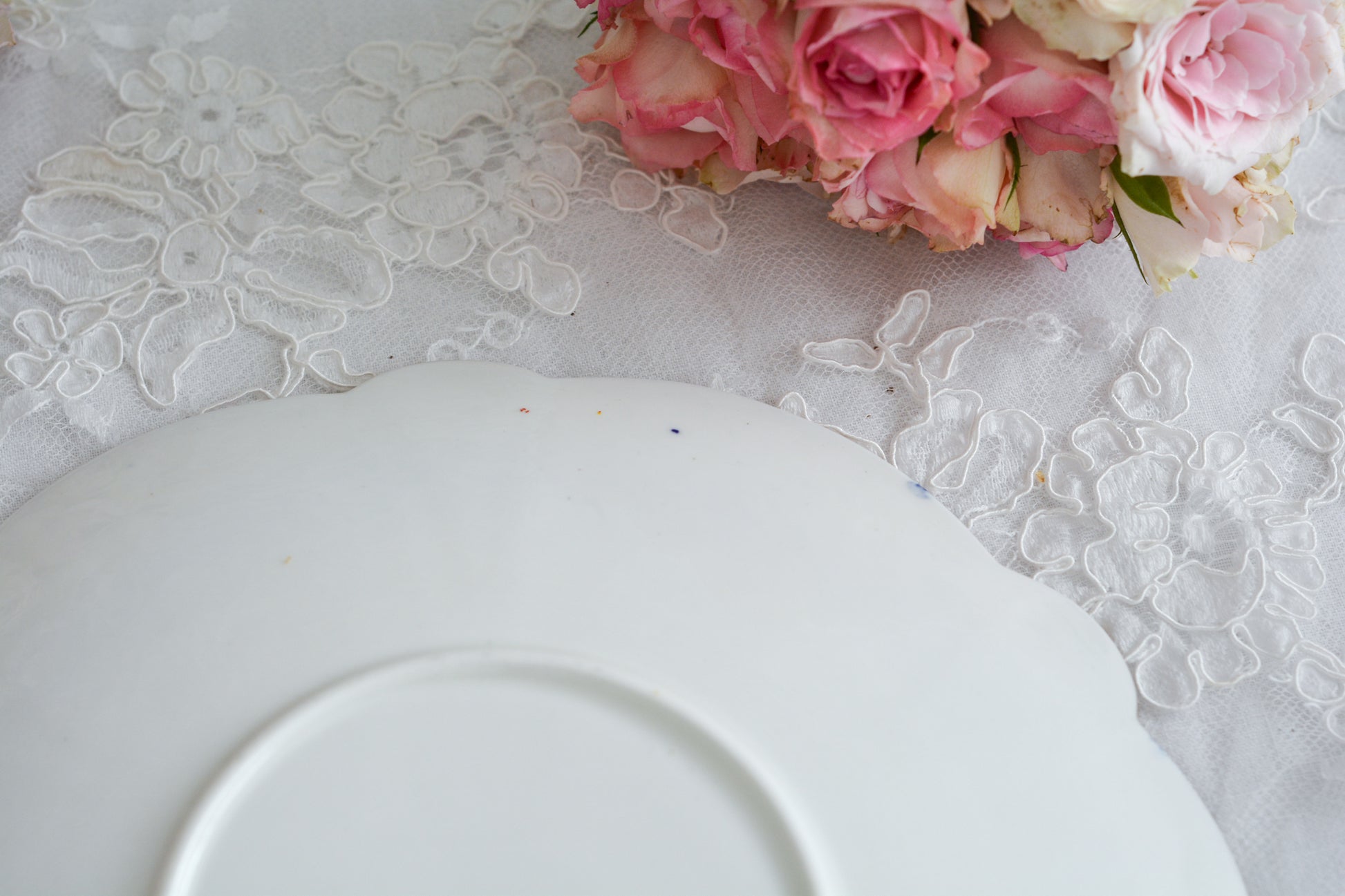 アレートンというメーカーの美しいティートリオです。アレートンは1859年から1942年まで続いたメーカーで、1912年からはコウルドンに買収されました。バックスタンプはコウルドンに引き継がれる以前の物です。美しいコバルトブルーにエナメルのジュールがうってあって、とってもエレガントなティーセットです。カップ&ソーサー、サイドプレート、デザートプレートの4ピースのセットで、お一人分のティータイムにぴったりです。