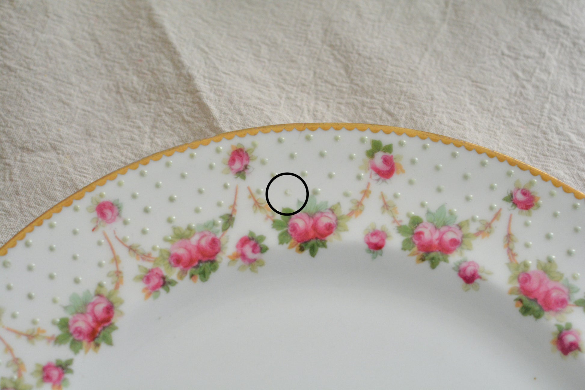 ロイヤルドルトンのとっても可愛らしいプレートが入荷しました。アメリカの小売店の特注品でバラのガーランドにエナメルジュールのドットが素敵なデザインです。このプレートが1枚あれば、ロマンティックなテーブルコーディネートができそうです。ティータイムに、デザートタイムにぜひどうぞ。こちらは1枚の価格です。状態によって価格が変わります。コンディションA、B、Cからお選びください。どれも大きなダメージはありません。