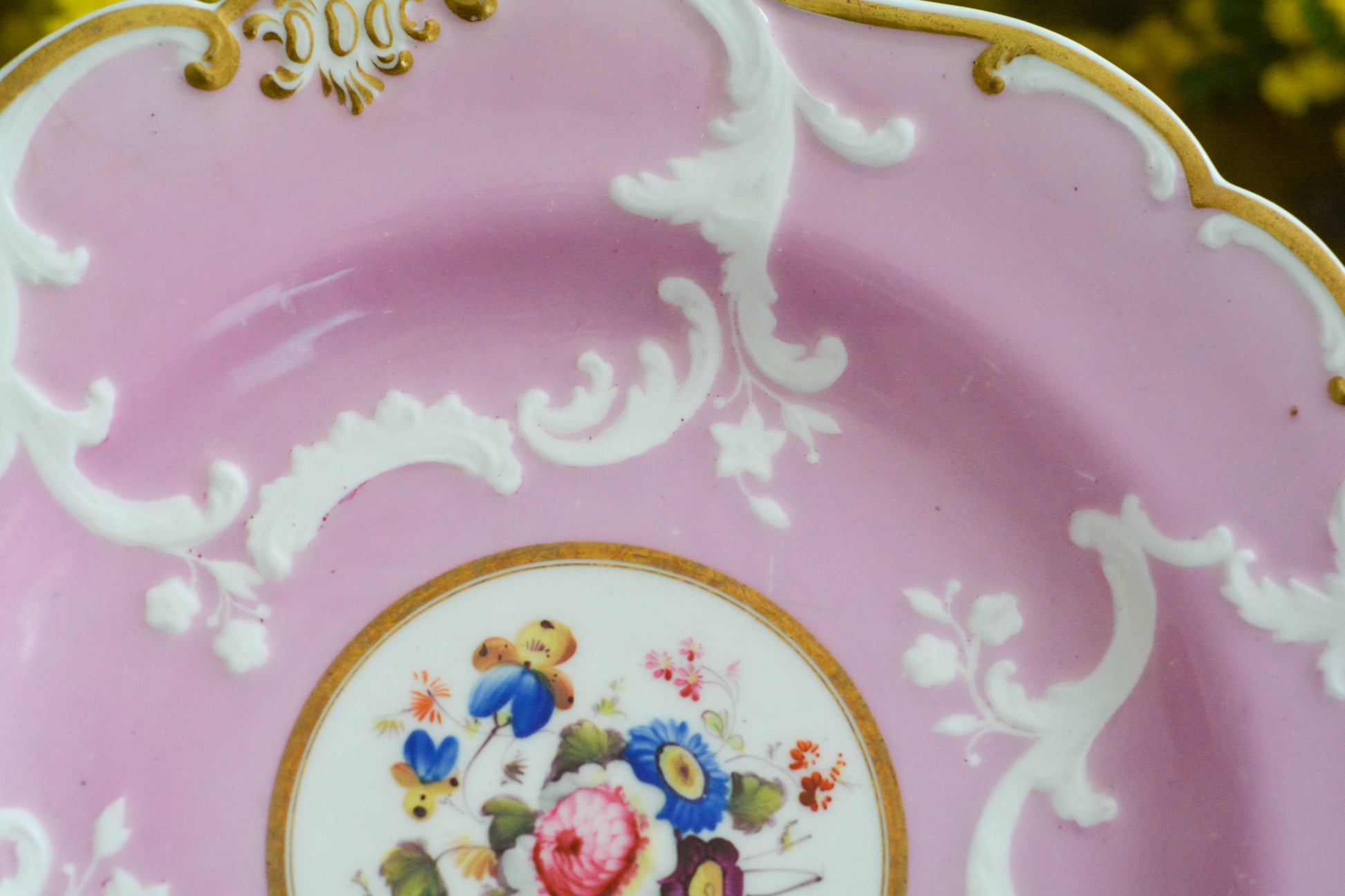 可愛らしいピンクカラーに中央にハンドペイントで丁寧に描かれたブーケの模様が美しいプレートです。エンボスの模様も優雅でチョコレートや小さな焼き菓子、パンどんなものを盛り付けても品よくまとまりそうです。一ヶ所小さなヘアラインがあるためお値打ち価格になっています。