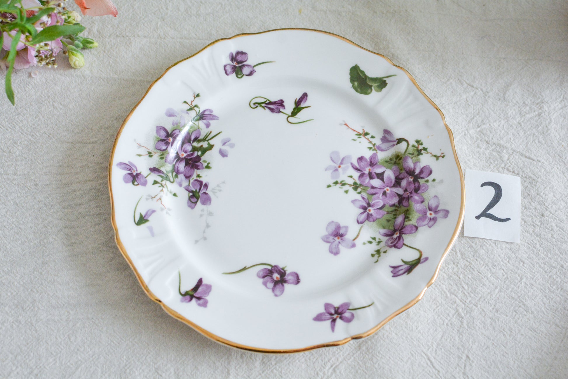 ハマースレイの人気シリーズ、ヴィクトリアンバイオレットシリーズのティートリオ。可憐なすみれの模様と優雅なシェイプがとても美しいお品です。製造年代などですみれの模様が少しずつ違い、それぞれに魅力があります。ハマースレイらしいエレガントなデザインでおうちティータイムを華やかに盛り上げてくれます。こちらは1セットの価格です。在庫が2セットあり、絵柄や色味が少しずつ異なります。トリオ①〜②からお選びください。