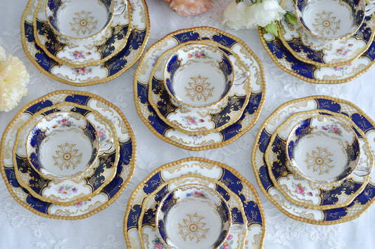 コールポートの代表作と言ってもいい、バットウィングシリーズ。こちらはコバルトブルーのティートリオです。重厚感のあるコバルトブルーと金彩のコントラスト、美しいシェイプ。凛としさ美しさがありオーラを感じます。そしてこちらのお品は、カップの側面にブーケの模様が描かれている珍しいデザインです。最近はバットウィングも探すのがとても困難になってきました。心が躍るカップでティータイムをお楽しみいただけたら嬉しいです。こちらは1セットの価格です。全部で6セット在庫がございます。状態で価格が変わります。