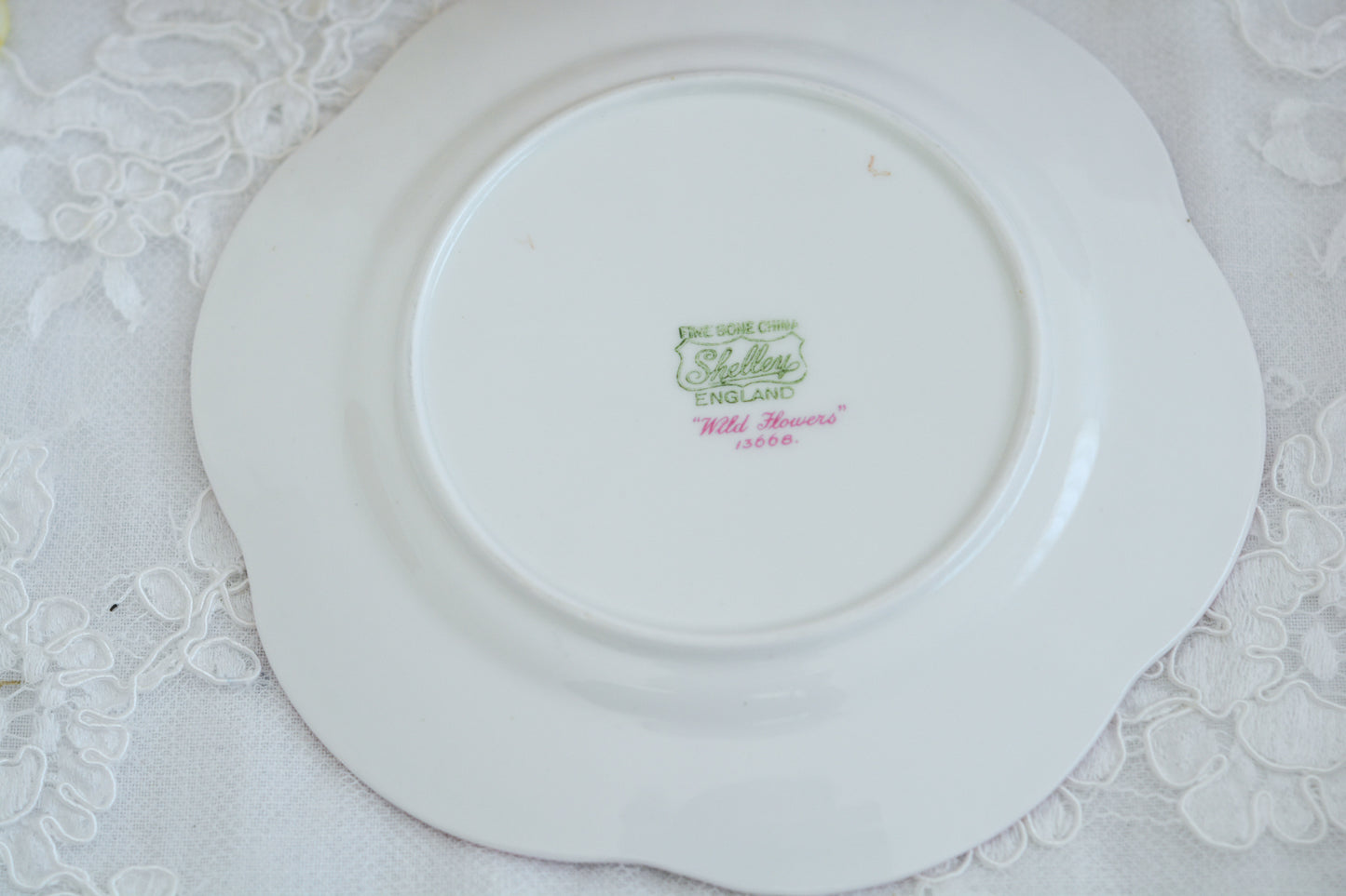 シェリーのワイルドフラワーシリーズの可愛らしいティートリオです。カップはディンティーシェイプと呼ばれる可愛らしいシェイプで上から見るとお花が咲いている様に見えます。イギリスの色とりどりの野花が散りばめられていて、どんな花がプリントされているか眺めるのも楽しいです。こちらは同じシリーズのピンクのお揃いのB&Bプレート、色違いのブルーのB&Bプレートも別で掲載しています。