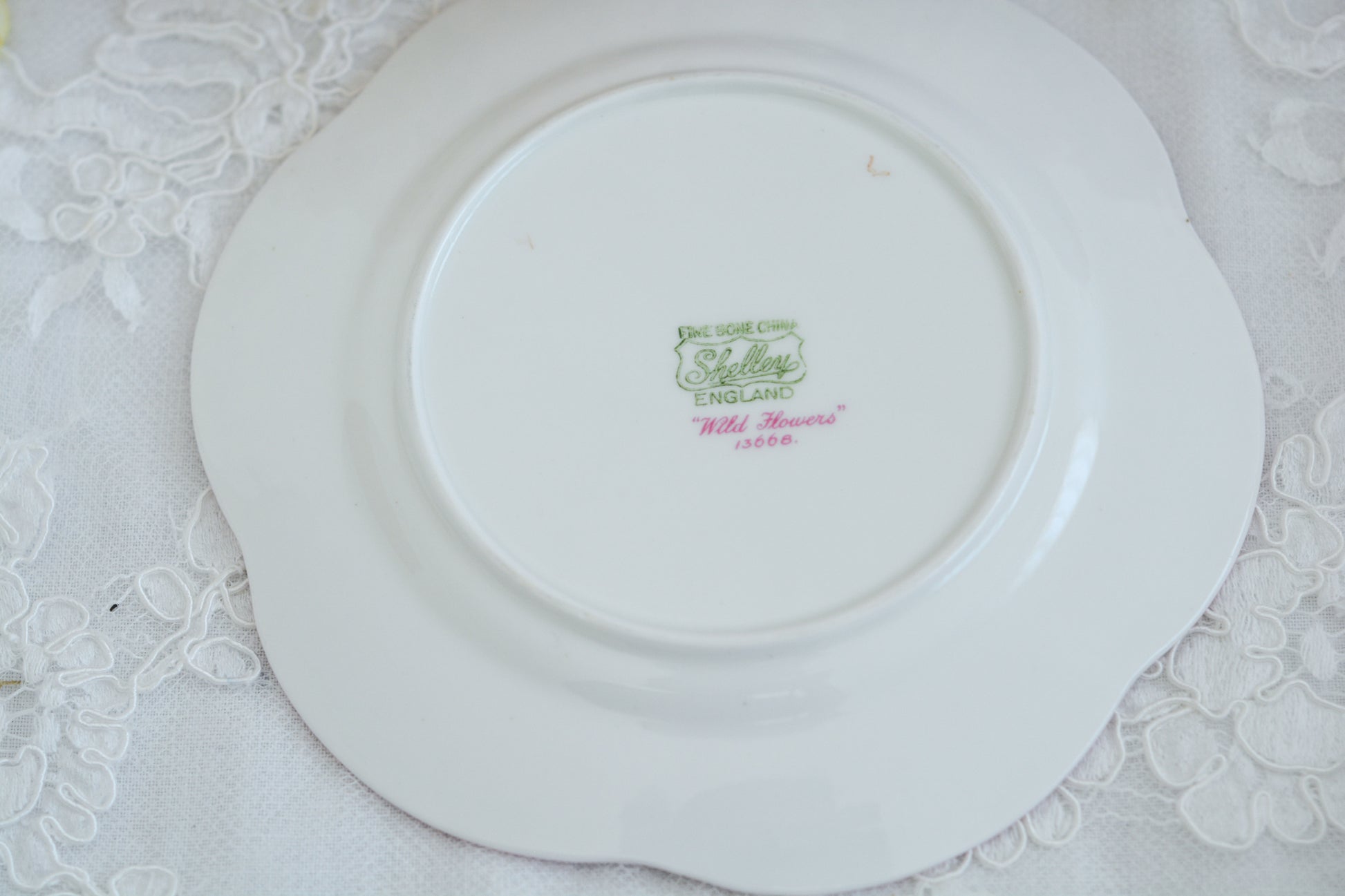 シェリーのワイルドフラワーシリーズの可愛らしいティートリオです。カップはディンティーシェイプと呼ばれる可愛らしいシェイプで上から見るとお花が咲いている様に見えます。イギリスの色とりどりの野花が散りばめられていて、どんな花がプリントされているか眺めるのも楽しいです。こちらは同じシリーズのピンクのお揃いのB&Bプレート、色違いのブルーのB&Bプレートも別で掲載しています。