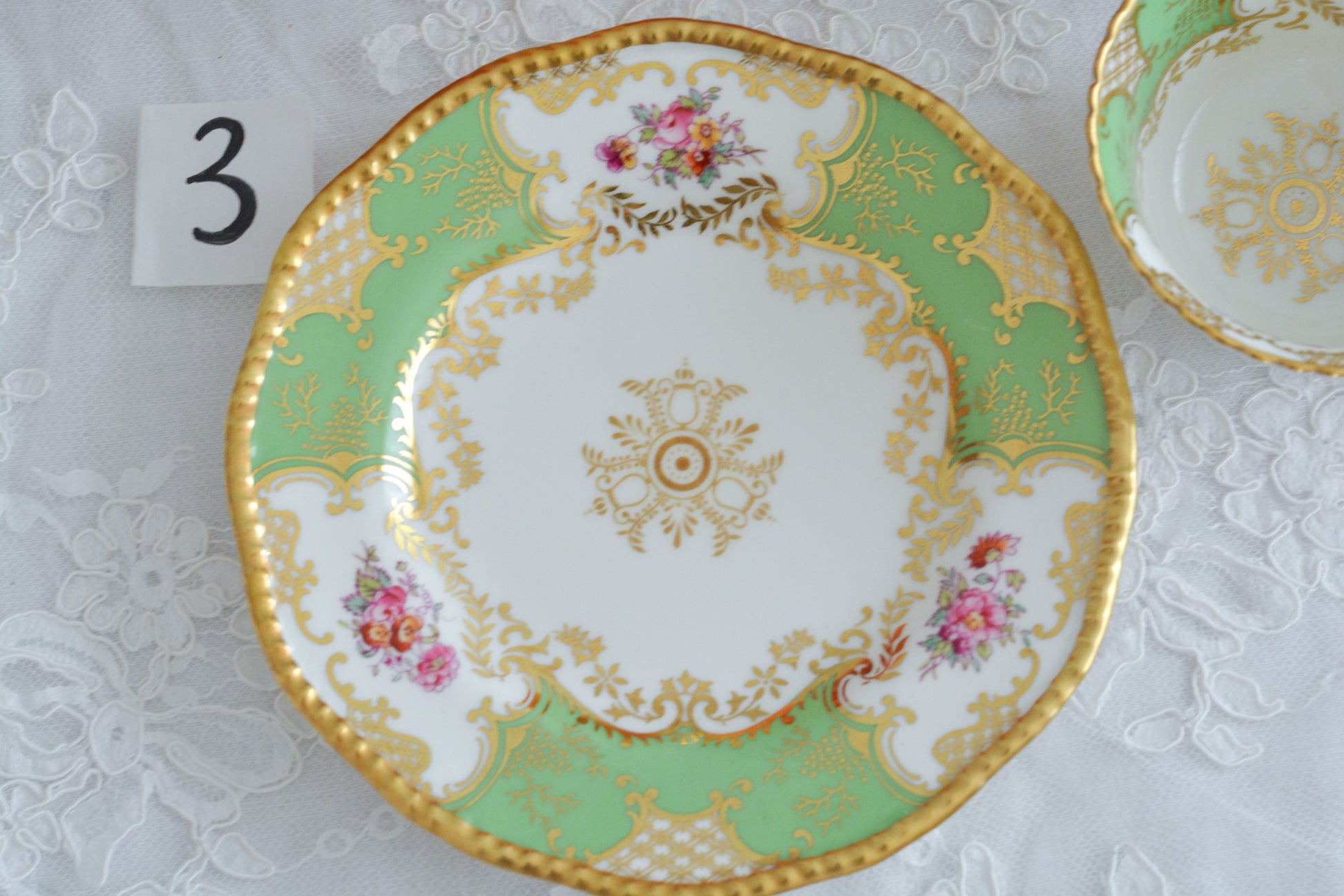 コールポートの代表作と言ってもいい、バットウィングシリーズ。こちらは明るい雰囲気のアップルグリーンのティートリオです。柔らかな印象で凛としさ美しさがありオーラを感じます。季節を選ばずお楽しみいただけるカラーですね。最近はバットウィングも探すのがとても困難になってきました。こちらはイギリスのコレクターさんからお迎えしたお品で、大切にされていたことのわかるお品達です。トリオの中央の模様の色が違ったりオリジナルのセットではないかもしれませんが、美しいトリオです。ご縁をお繋ぎできたら嬉しく思います。こちらは1セットの価格です。全部で6セット在庫がございます。①〜⑥からお選びください。