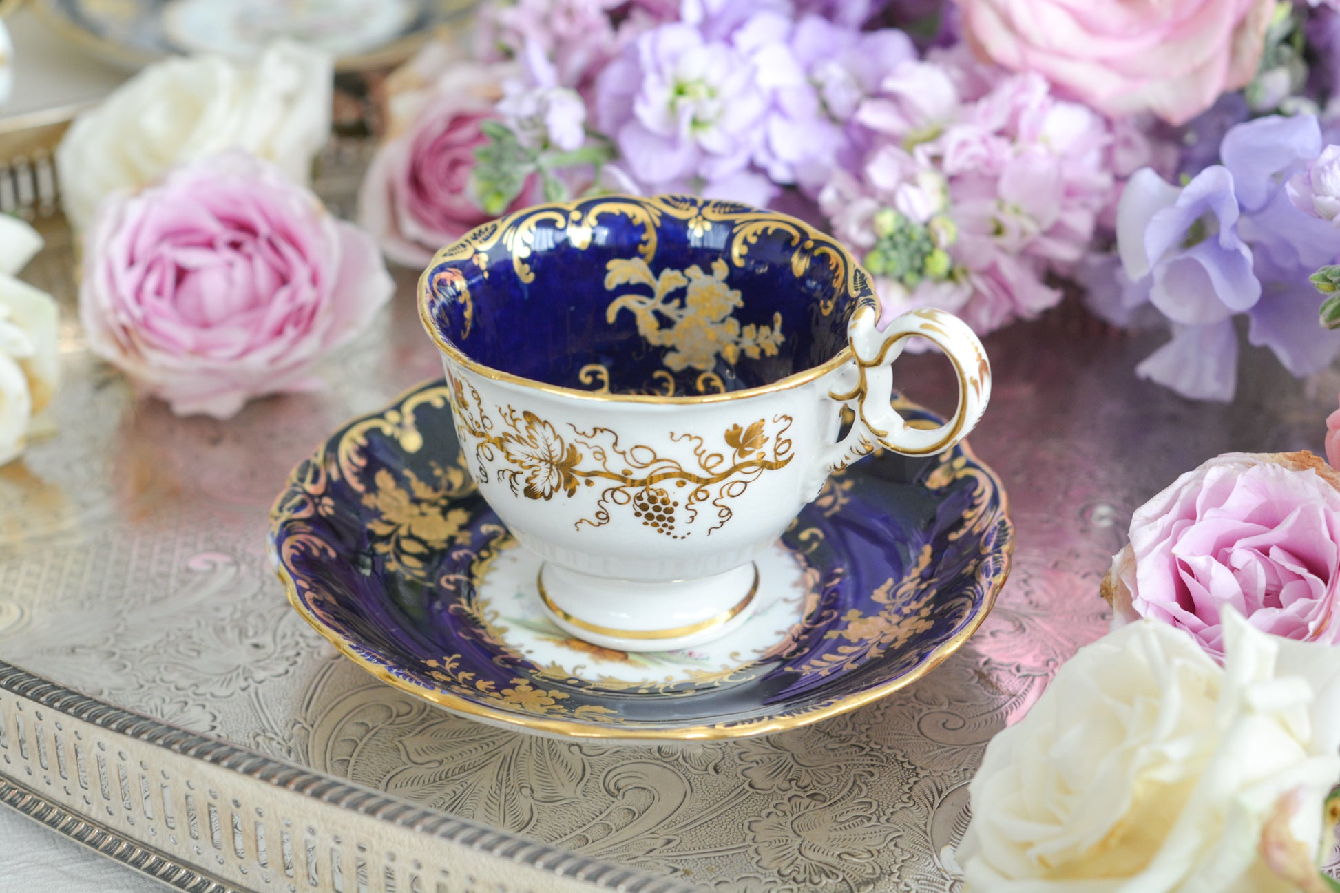 コールポートのロココリバイバル作品のアデレードシェイプ。とても優雅なシェイプで、ハンドペイントで描かれる花々は繊細でとても美しいです。いろいろなデザインが作られていて、シェイプは同じでも絵柄は少しずつ違います。こちらはコバルトブルーに金彩のお花模様が豪華なお品。アデレードシェイプは探すのにとても苦労しますが、見つけた時の喜びはとても大きいものです。金彩の薄れはありますが、貫入のないとても良い状態です。素敵なアデレードシェイプをぜひご覧ください。