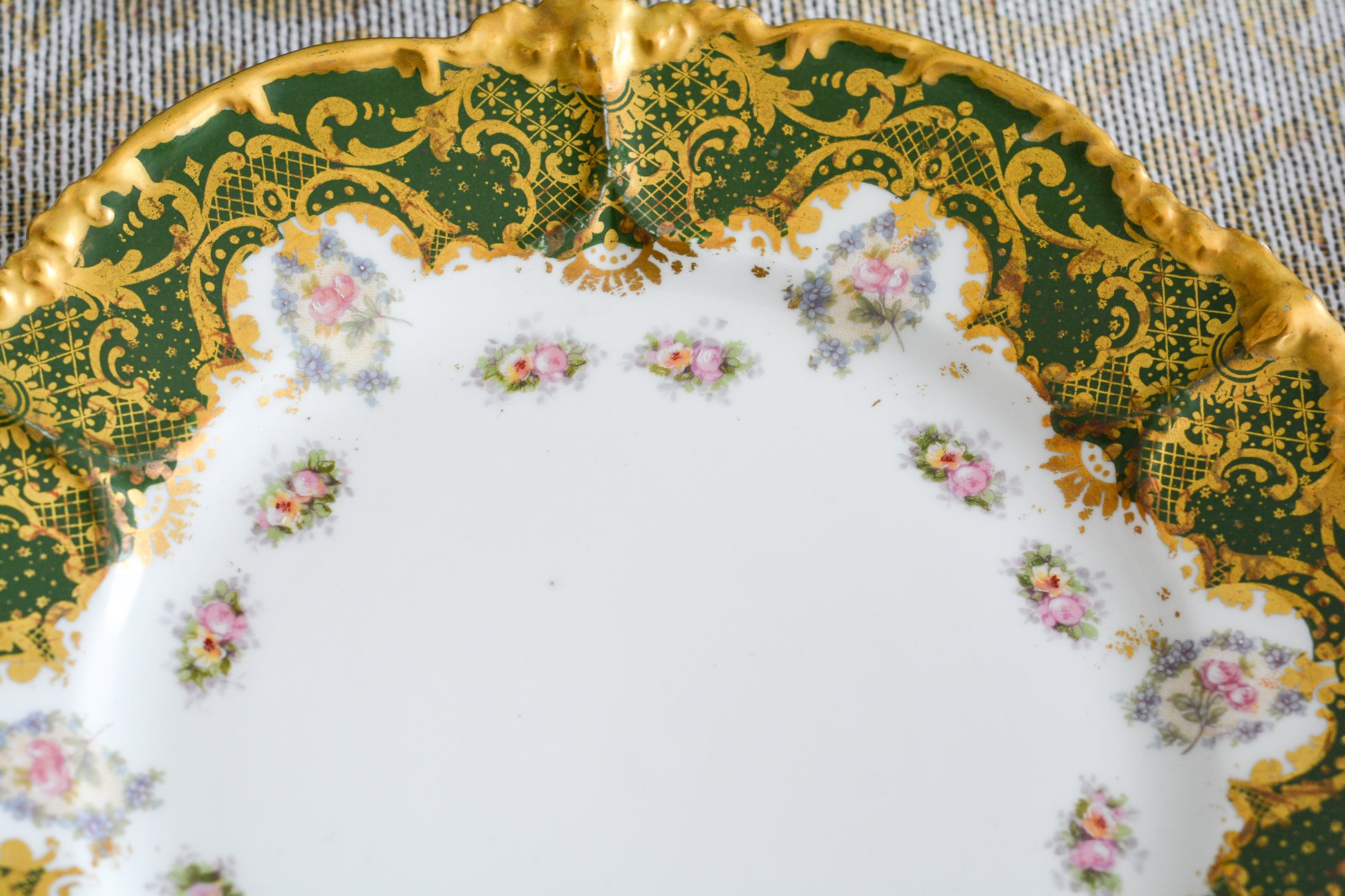 フランスのリモージュのプレートがやってきました。ジャン・プーヤ工房のデザートプレートで、深い緑の縁取りに繊細なタッチのお花がとても美しい1枚です。英国のタッチとはまた違った趣きがあり、エレガントで繊細な雰囲気。クリスマスのテーブルにもぴったりな色合いでテーブルを華やかに盛り上げてくれるプレートです。  こちらは1枚の価格です。クリスマス企画の特別価格になっています。在庫が全部で8枚ございます。状態の良いものから順番にお送りいたします。