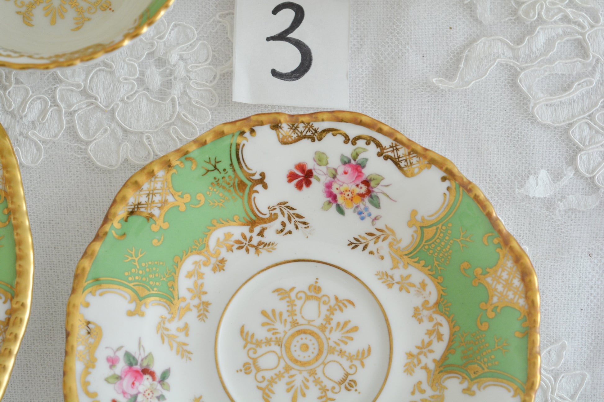 コールポートの代表作と言ってもいい、バットウィングシリーズ。こちらは明るい雰囲気のアップルグリーンのティートリオです。柔らかな印象で凛としさ美しさがありオーラを感じます。季節を選ばずお楽しみいただけるカラーですね。最近はバットウィングも探すのがとても困難になってきました。こちらはイギリスのコレクターさんからお迎えしたお品で、大切にされていたことのわかるお品達です。トリオの中央の模様の色が違ったりオリジナルのセットではないかもしれませんが、美しいトリオです。ご縁をお繋ぎできたら嬉しく思います。こちらは1セットの価格です。全部で6セット在庫がございます。①〜⑥からお選びください。