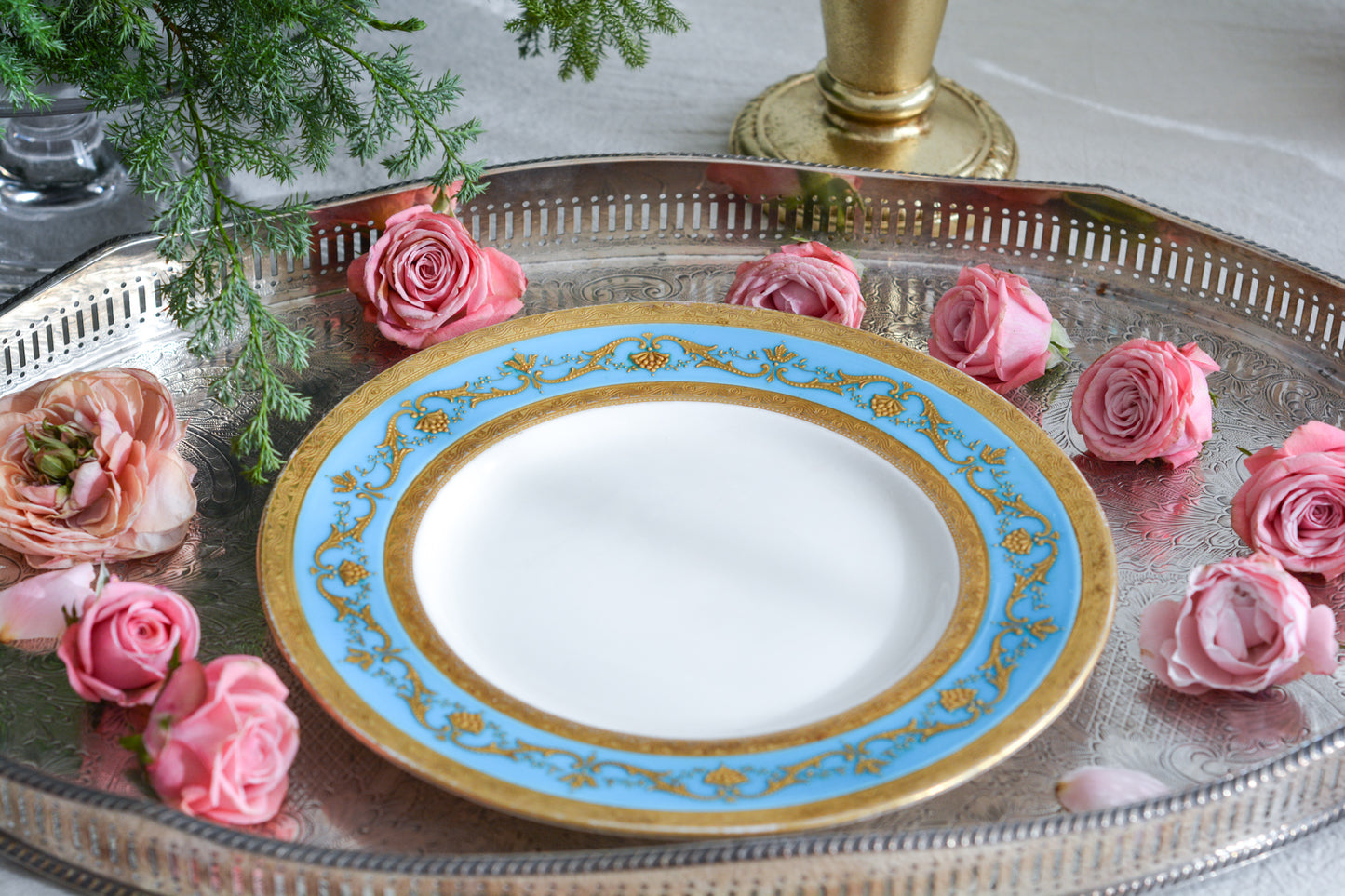 ティファニー社がミントンにオーダーしたプレート。ミントンブルーに金盛りの繊細な模様がとても美しいお品です。ミントンらしいエレガントなデザインはティファニーのイメージにもぴったり。ティファニーは英国の磁器メーカーに特注し、商品をたくさん輸入していました。各メーカーともティファニーの特注品は特にエレガントなデザインが多いです。流行を生み出す力はさすがですね。