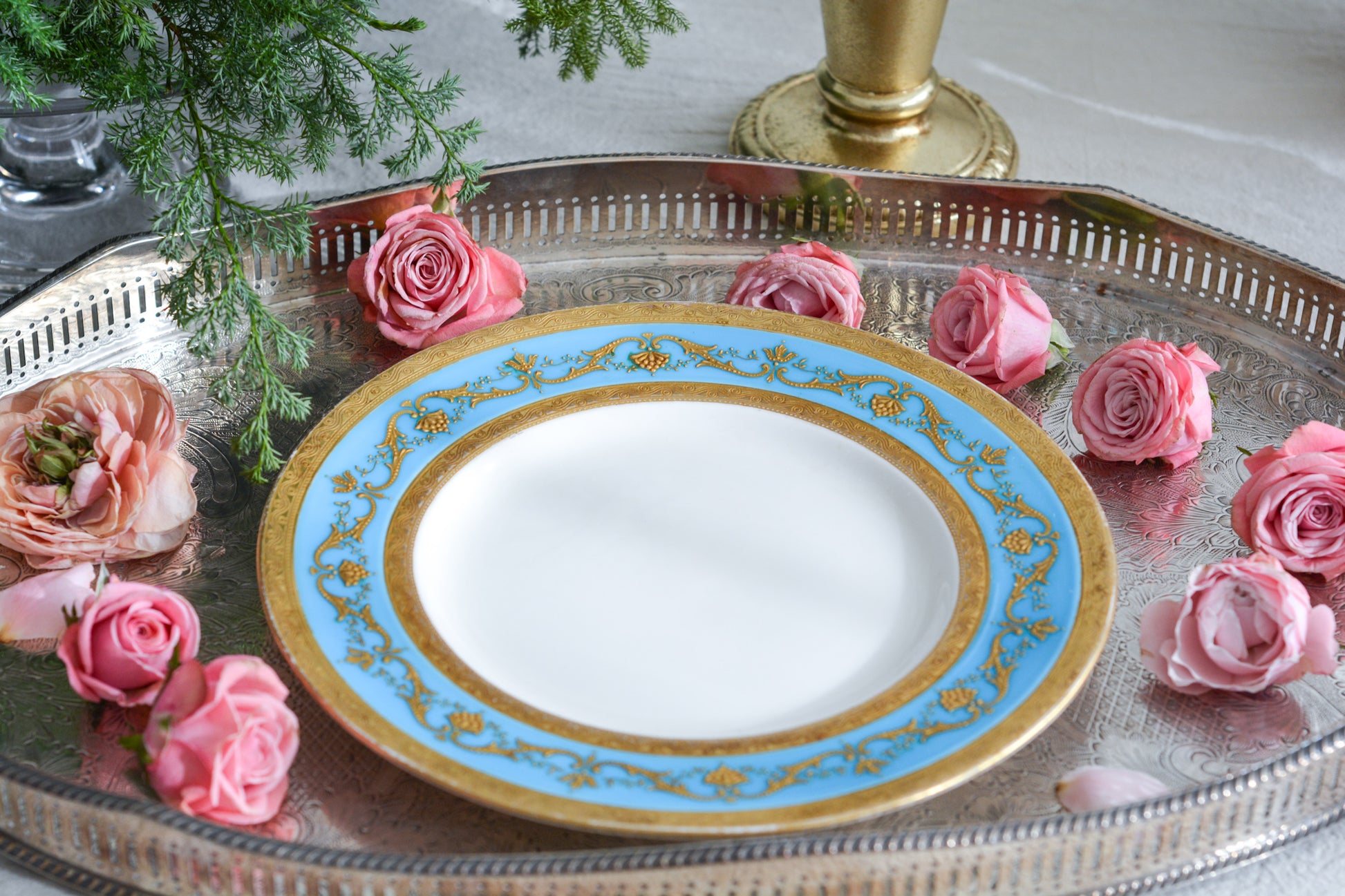 ティファニー社がミントンにオーダーしたプレート。ミントンブルーに金盛りの繊細な模様がとても美しいお品です。ミントンらしいエレガントなデザインはティファニーのイメージにもぴったり。ティファニーは英国の磁器メーカーに特注し、商品をたくさん輸入していました。各メーカーともティファニーの特注品は特にエレガントなデザインが多いです。流行を生み出す力はさすがですね。