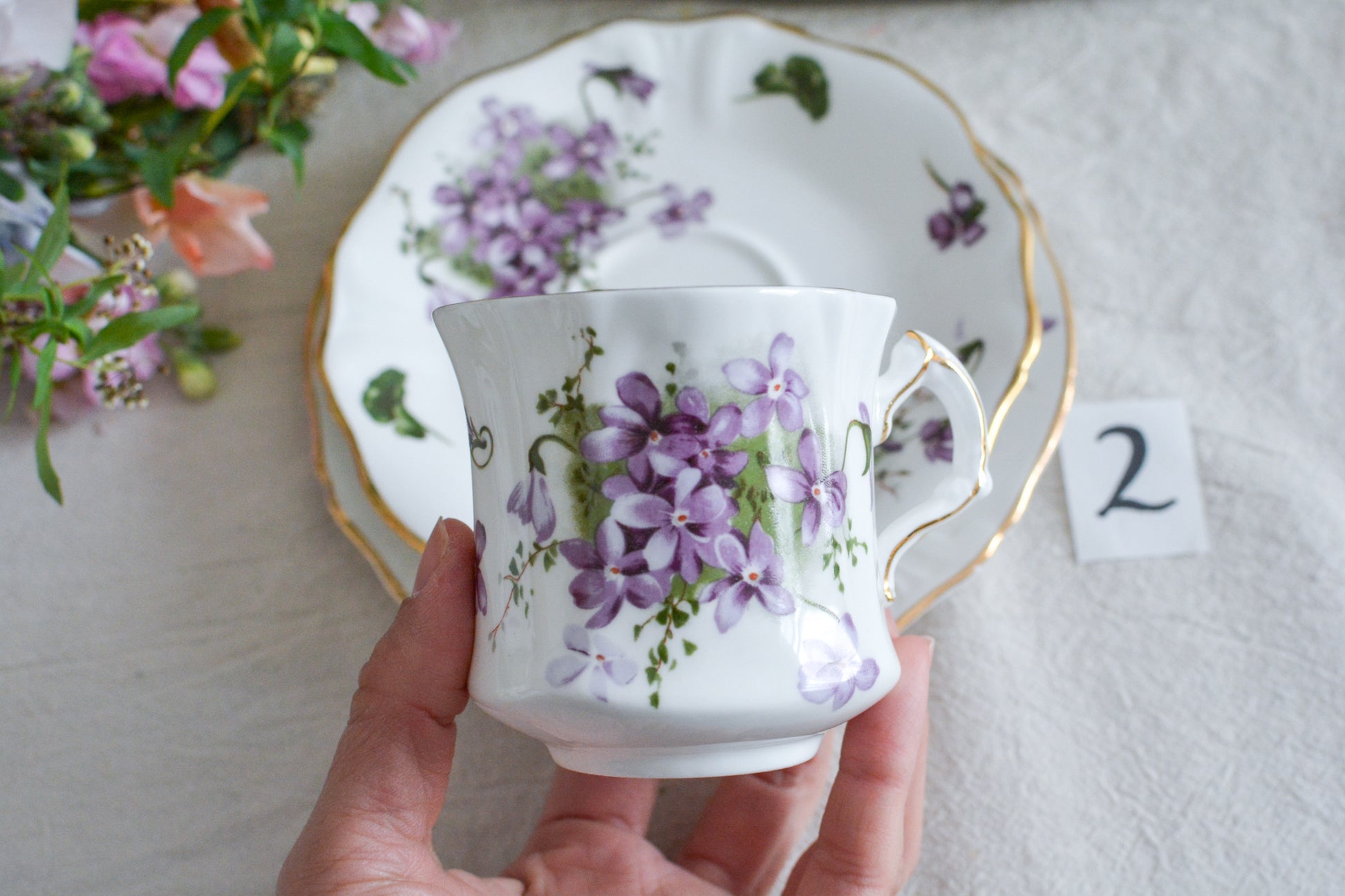 ハマースレイの人気シリーズ、ヴィクトリアンバイオレットシリーズのティートリオ。可憐なすみれの模様と優雅なシェイプがとても美しいお品です。製造年代などですみれの模様が少しずつ違い、それぞれに魅力があります。ハマースレイらしいエレガントなデザインでおうちティータイムを華やかに盛り上げてくれます。こちらは1セットの価格です。在庫が2セットあり、絵柄や色味が少しずつ異なります。トリオ①〜②からお選びください。