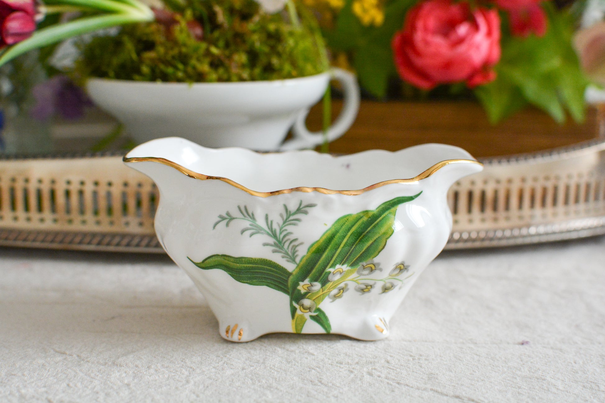 ハマースレイのスズランの絵柄が可愛らしいシュガー入れとミルクジャグ。このスズランのシリーズは人気がありますが、ヴィクトリアンバイオレットよりも生産数が少ないのか、なかなか見つかりません。優美なシェイプと美しいスズランの模様がとてもマッチしていて素敵なお品です。こちらはシュガー入れとミルクジャグの2点セットです。