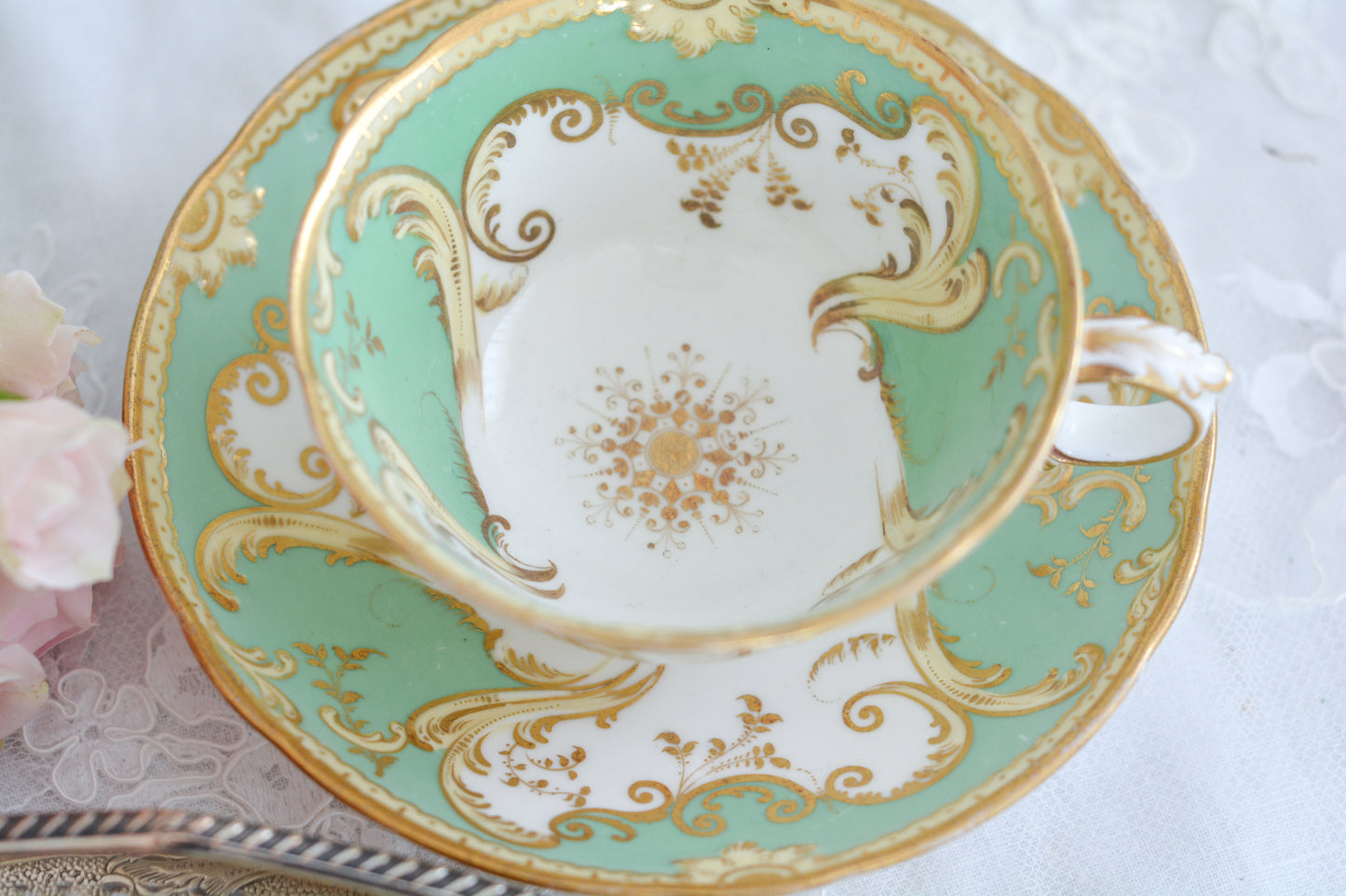 爽やかなアップルグリーンカラーに美しい模様のカップ&ソーサー。メーカーは不明ですが、優美なシェイプも素晴らしいデザインのお品です。こちらは1客の価格です。在庫が全部で5客ございます。 差異はあまりありませんが、状態の良いものから順番にお送りいたします。