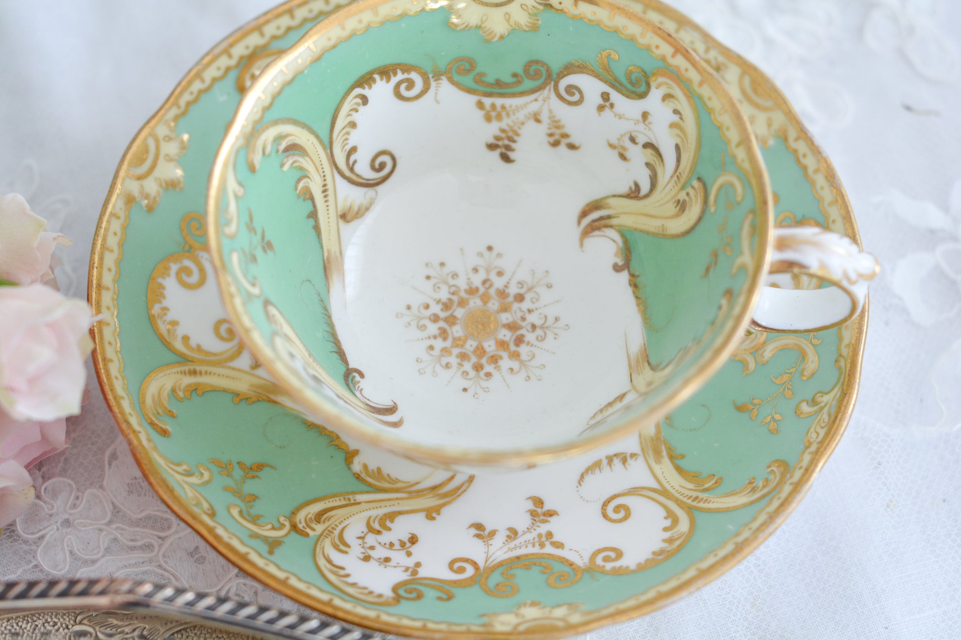 爽やかなアップルグリーンカラーに美しい模様のカップ&ソーサー。メーカーは不明ですが、優美なシェイプも素晴らしいデザインのお品です。こちらは1客の価格です。在庫が全部で5客ございます。 差異はあまりありませんが、状態の良いものから順番にお送りいたします。