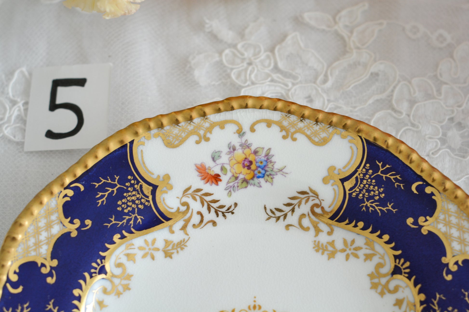 コールポートの代表作と言ってもいい、バットウィングシリーズ。こちらはコバルトブルーのティートリオです。重厚感のあるコバルトブルーと金彩のコントラスト、美しいシェイプ。凛としさ美しさがありオーラを感じます。最近はバットウィングも探すのがとても困難になってきました。心が躍るカップでティータイムをお楽しみいただけたら嬉しいです。こちらは1セットの価格です。全部で6セット在庫がございます。状態で価格が変わります。