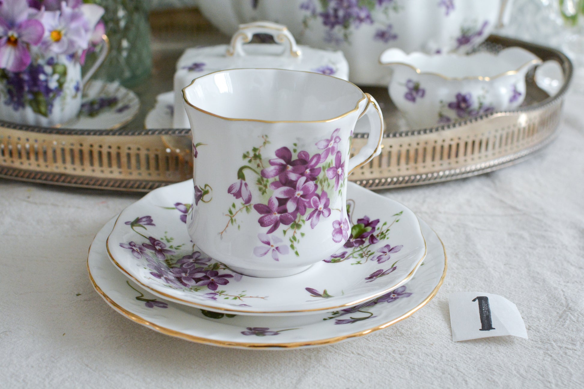 ハマースレイの人気シリーズ、ヴィクトリアンバイオレットシリーズのティートリオ。可憐なすみれの模様と優雅なシェイプがとても美しいお品です。製造年代などですみれの模様が少しずつ違い、それぞれに魅力があります。ハマースレイらしいエレガントなデザインでおうちティータイムを華やかに盛り上げてくれます。こちらは1セットの価格です。在庫が2セットあり、絵柄や色味が少しずつ異なります。トリオ①〜②からお選びください。