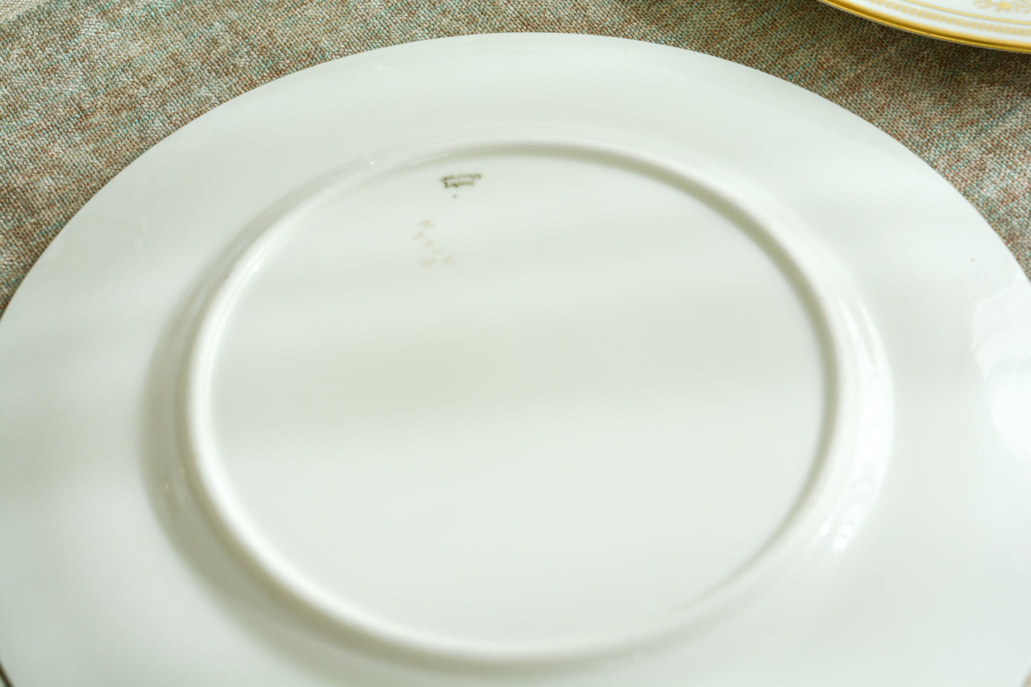 コウルドンの美しいディナープレートです。繊細な金彩模様にハンドペイントで描かれた可愛らしいお花たち。コウルドンらしいエレガントで上品なデザインです。ディナープレートとしてはもちろん、サービングプレートやアンダープレートとしてもお使いいただけるサイズです。クリスマスのテーブルコーディネートをお楽しみくださいませ。  今回お値打ちに仕入れることが出来たため、特別価格となっております。 価格は1枚の価格です。在庫が全部で11枚ございます。