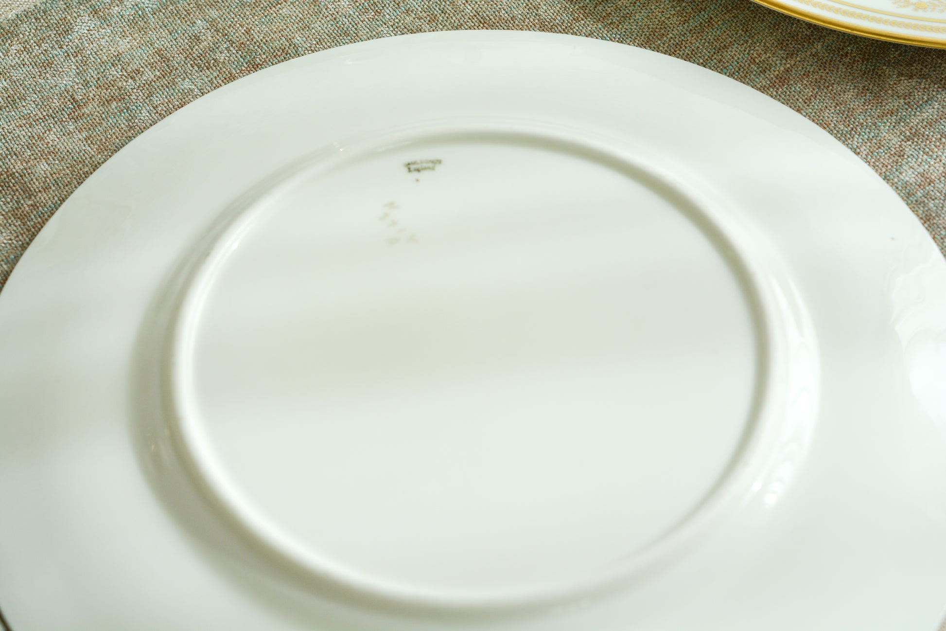 コウルドンの美しいディナープレートです。繊細な金彩模様にハンドペイントで描かれた可愛らしいお花たち。コウルドンらしいエレガントで上品なデザインです。ディナープレートとしてはもちろん、サービングプレートやアンダープレートとしてもお使いいただけるサイズです。クリスマスのテーブルコーディネートをお楽しみくださいませ。  今回お値打ちに仕入れることが出来たため、特別価格となっております。 価格は1枚の価格です。在庫が全部で11枚ございます。