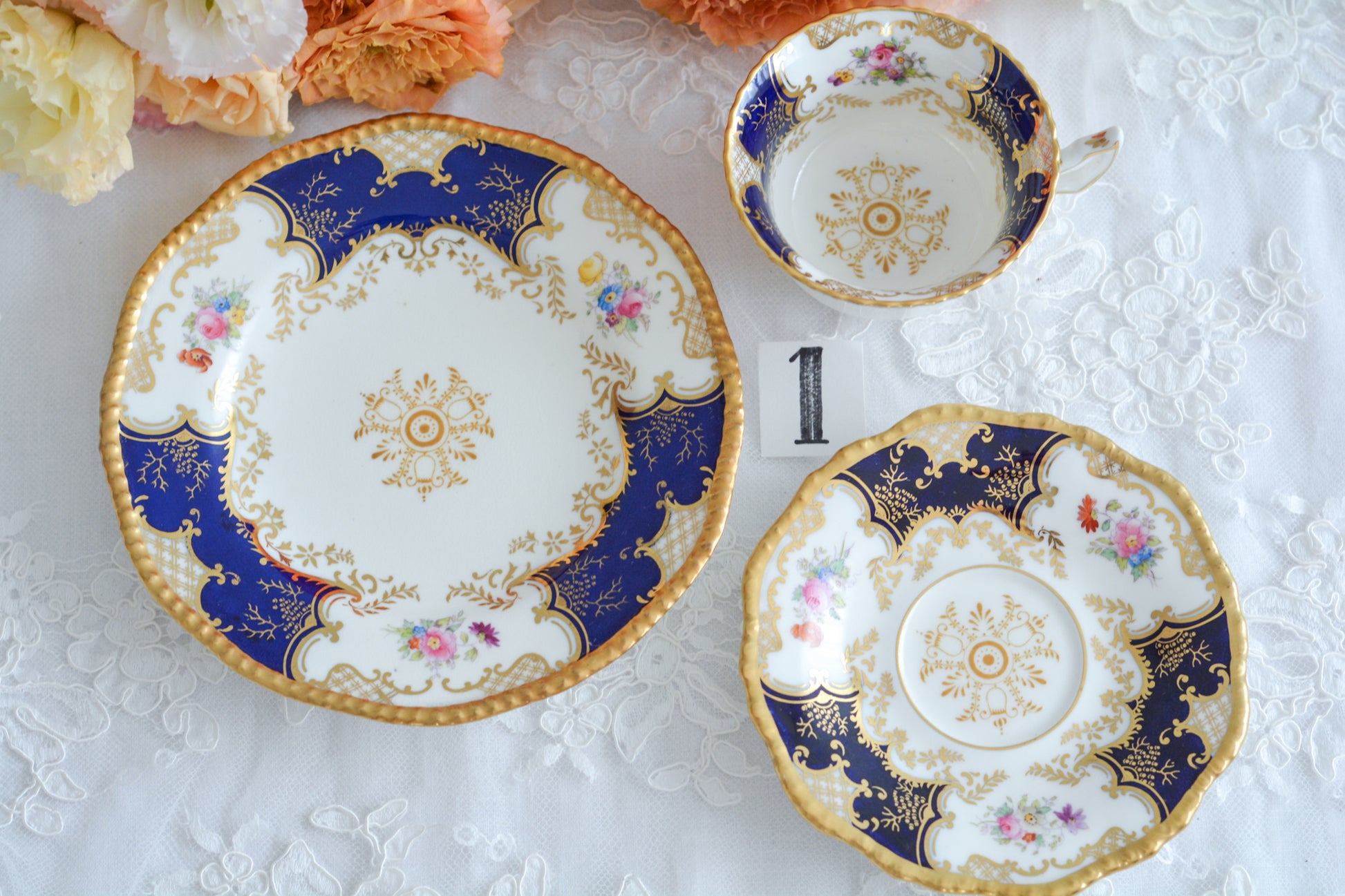 コールポートの代表作と言ってもいい、バットウィングシリーズ。こちらはコバルトブルーのティートリオです。重厚感のあるコバルトブルーと金彩のコントラスト、美しいシェイプ。凛としさ美しさがありオーラを感じます。そしてこちらのお品は、カップの側面にブーケの模様が描かれている珍しいデザインです。最近はバットウィングも探すのがとても困難になってきました。心が躍るカップでティータイムをお楽しみいただけたら嬉しいです。こちらは1セットの価格です。全部で6セット在庫がございます。状態で価格が変わります。