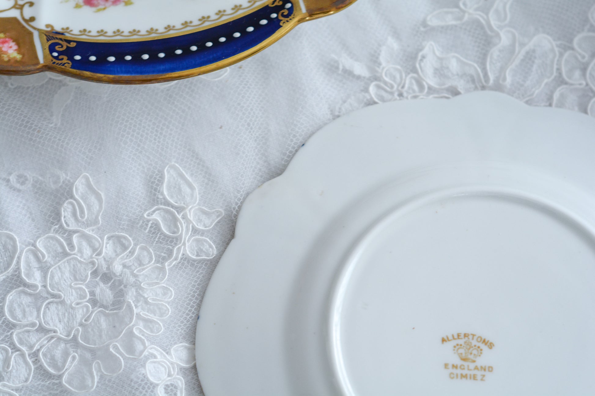 アレートンというメーカーの美しいティートリオです。アレートンは1859年から1942年まで続いたメーカーで、1912年からはコウルドンに買収されました。バックスタンプはコウルドンに引き継がれる以前の物です。美しいコバルトブルーにエナメルのジュールがうってあって、とってもエレガントなティーセットです。カップ&ソーサー、サイドプレート、デザートプレートの4ピースのセットで、お一人分のティータイムにぴったりです。