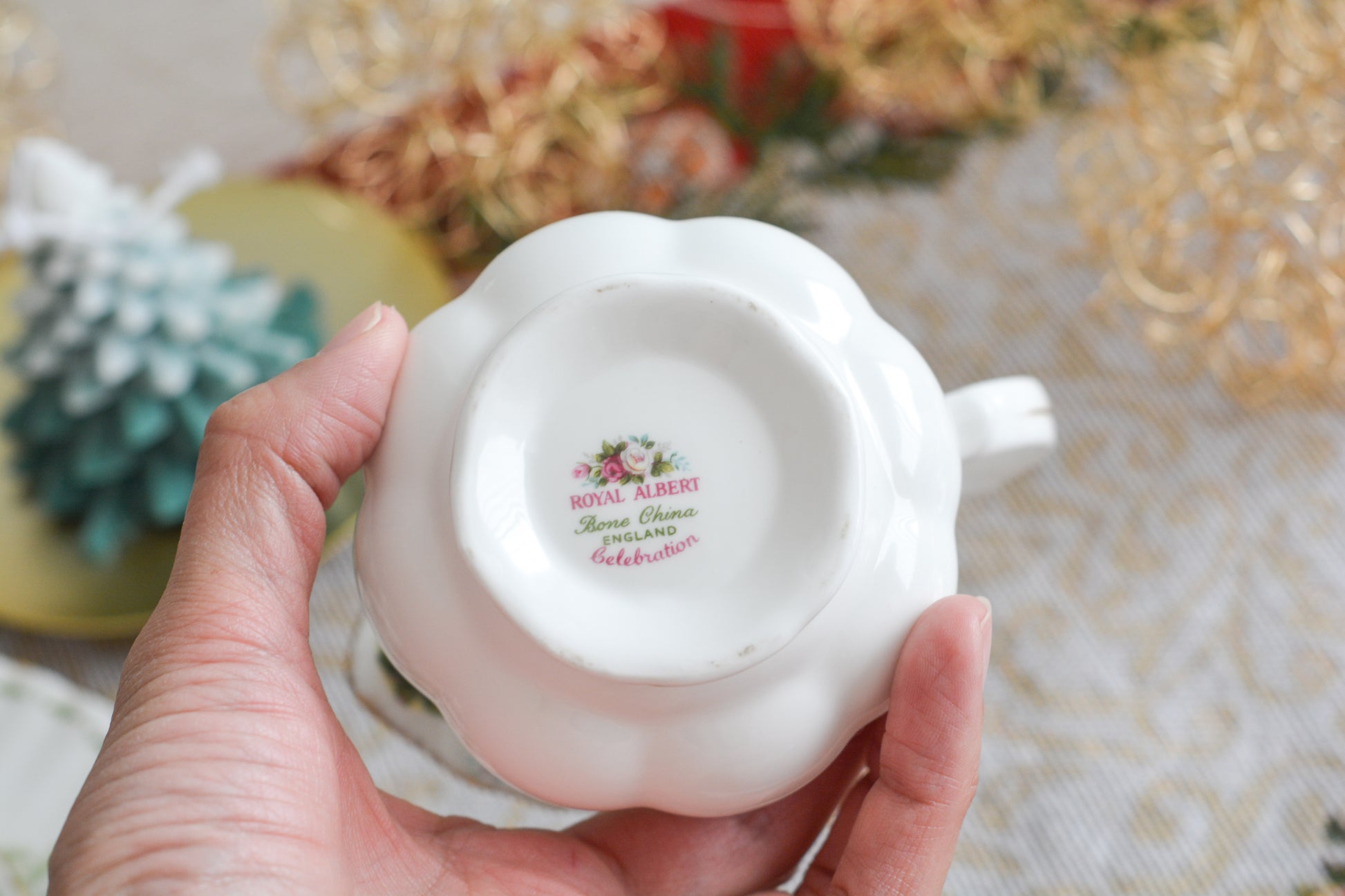 華やかな雰囲気のロイヤルアルバートのセレブレーションシリーズ。ミルクジャグも美しいです。クリスマスのテーブルにもぴったりな色合いとデザイン。クリスマスのティータイムをお楽しみくださいね。  同じシリーズのティートリオと2段ケーキスタンドも別で掲載しています。