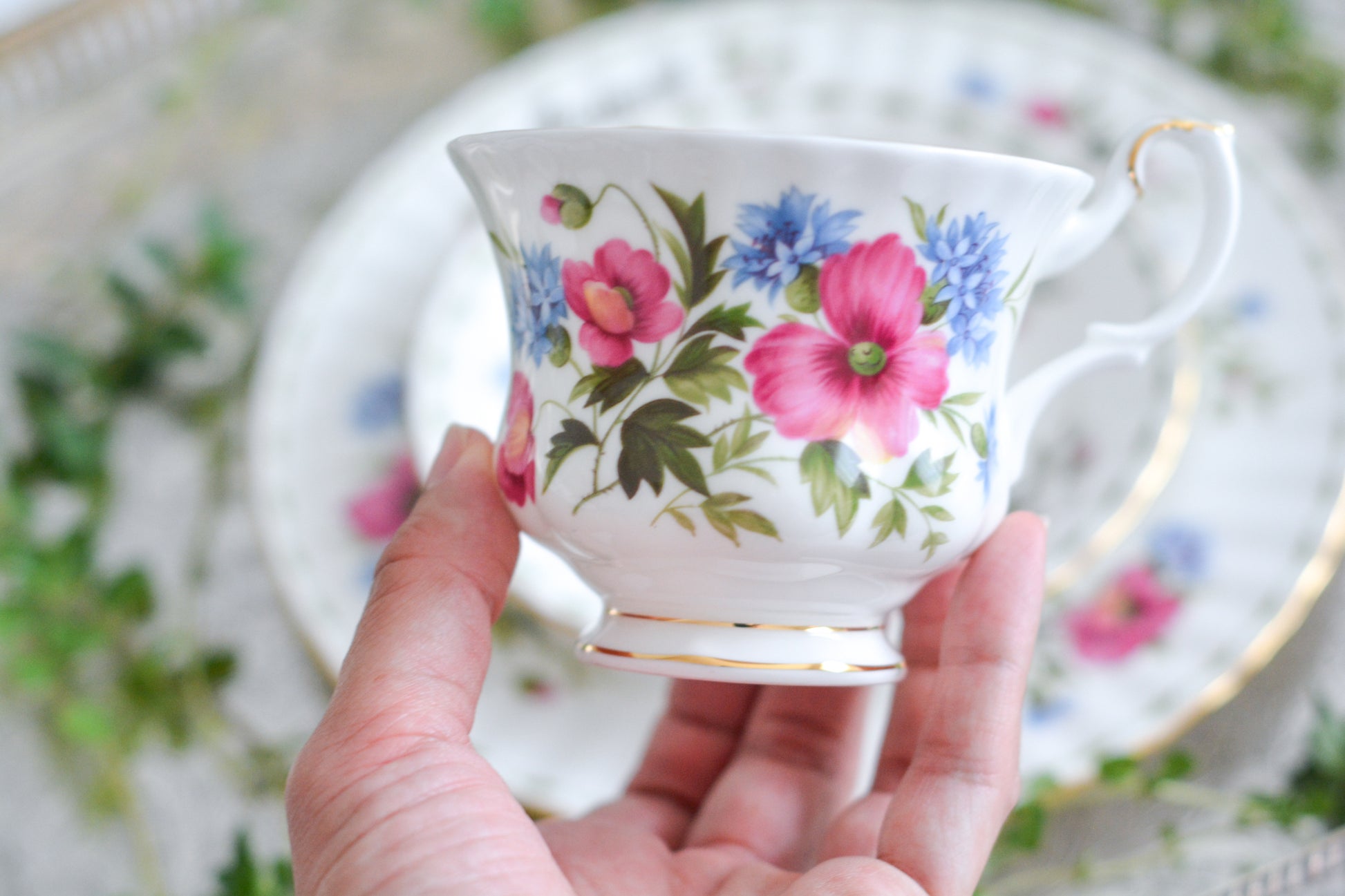 ロイヤルアルバートの人気シリーズの一つ、「フラワーオブマンス」1月から12月までそれぞれの季節のお花がモチーフのシリーズで、ついつい集めたくなってしまう魅力があります。今回ご紹介するのは、8月(August)。8月のお花はポピーです。鮮やかな色合いが夏のティータイムにぴったり!貴重なデザートプレート付きのトリオとなっております。8月生まれの方、コレクションしていらっしゃる方、お探しの方もぜひ。