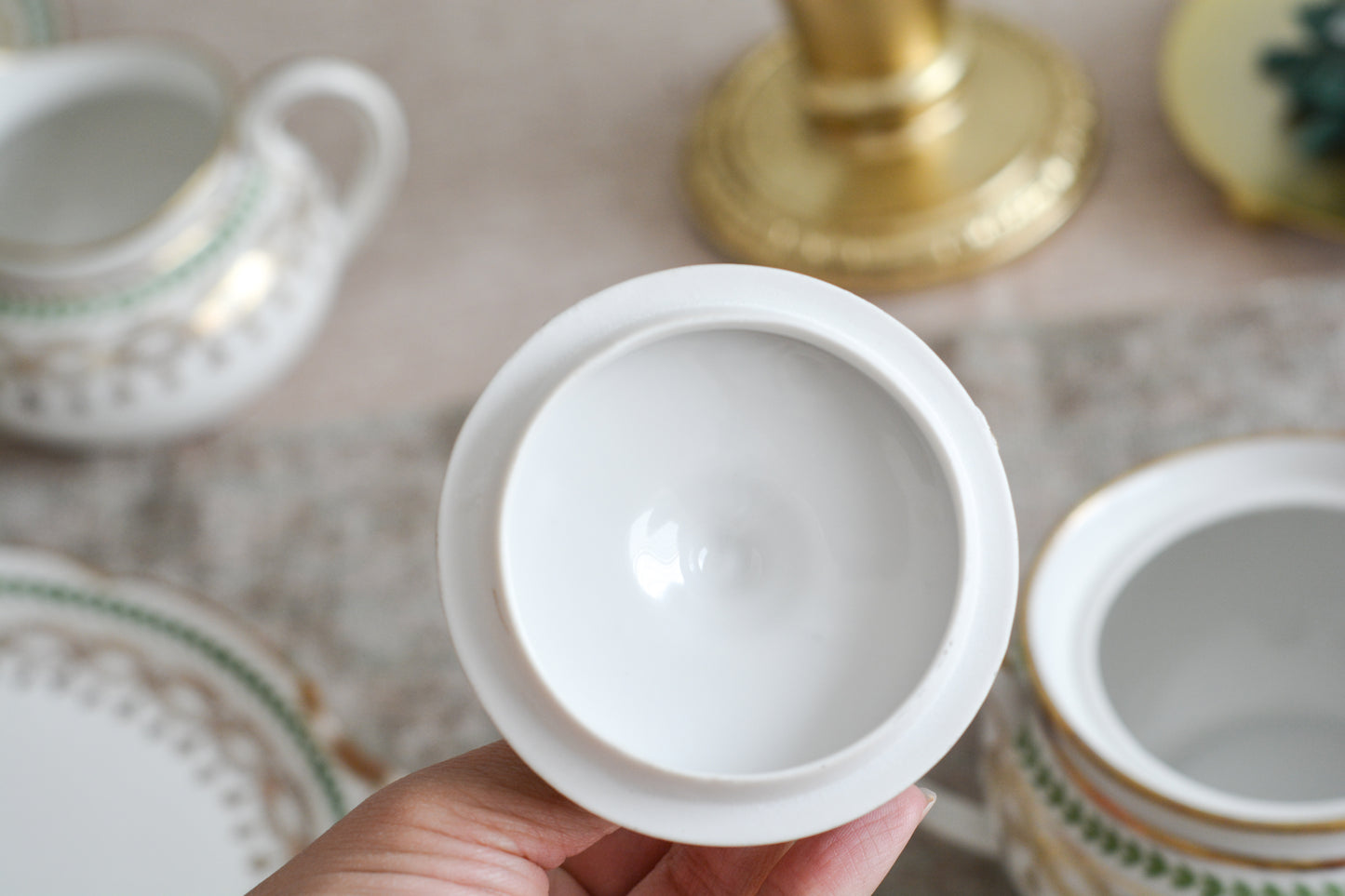 フランスのリモージュ、ジャン・プーヤ工房のシュガー入れです。絵柄はシンプルですが、上品でクリスマスのティータイムやテーブルコーディネートにぴったりなお品。テーブルを彩ります。クリスマス企画の特別価格になっています。 同じデザインのティートリオ、ミルクジャグ、サービングプレート、小さなプレート、とても小さなプレートのセットを別で掲載していますのでセットでコーディネートもお楽しみいただけます。