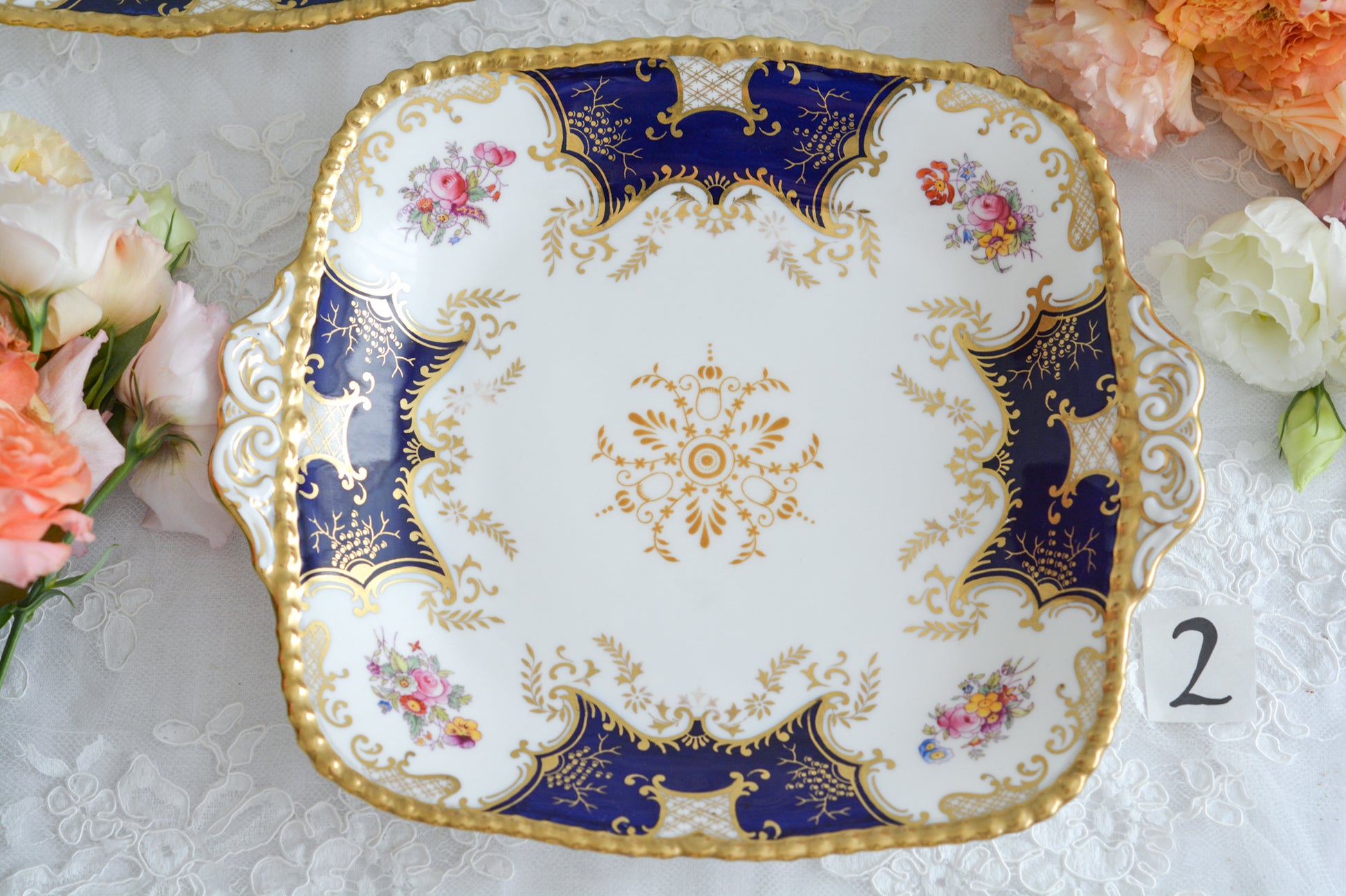 コールポートの人気シリーズ、バットウィング。カラーバリエーションも豊富なシリーズです。こちらはコバルトカラーの美しいB&Bプレート。コバルトブルーは重厚感がありますね。B&BプレートのB&Bとは、ブレッド&バターの略で、パンやサンドイッチ、スコーンはもちろん、スイーツなども盛り付けてお楽しみいただけます。