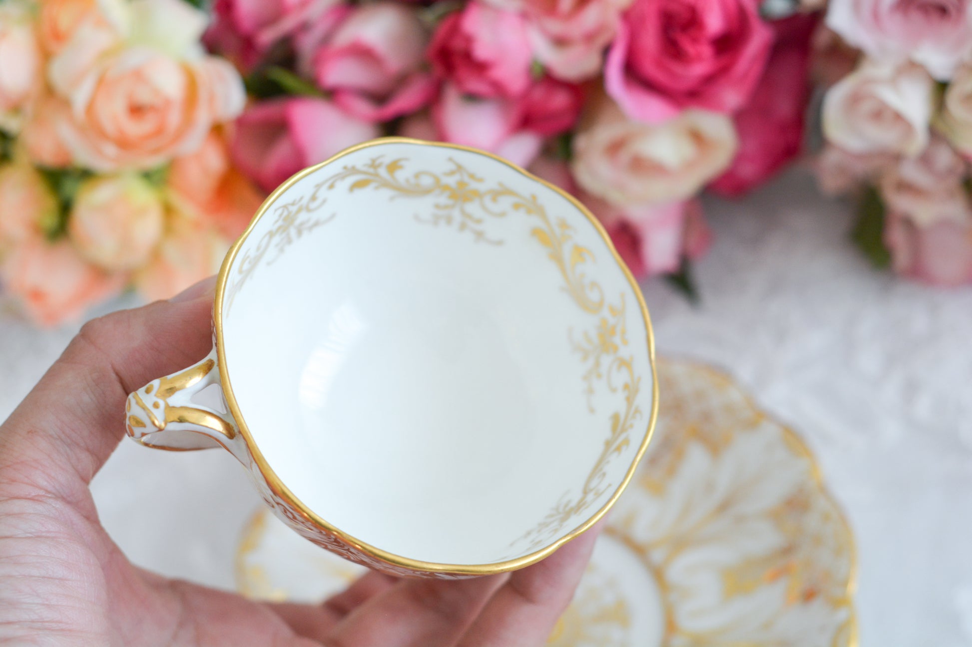 コウルドンがリッジウェイのフォリエージシェイプ(Foliage Shape)をリバイバルしたお品。ハンドル部分には葉っぱの模様がついていてとても可愛らしいシェイプです。リッジウェイは力強く豪華な作風という印象で、後身のコウルドンはより時代や流行に敏感で繊細で美しいデザインの作品をたくさん作っています。リッジウェイのフォリエージシェイプはいろいろなパターンがありますが、こちらは特に豪華なデザインで個人的にもフォリエージシェイプは大好きなデザイン。コウルドン時代にも受け継がれていたことを嬉しく思っています。