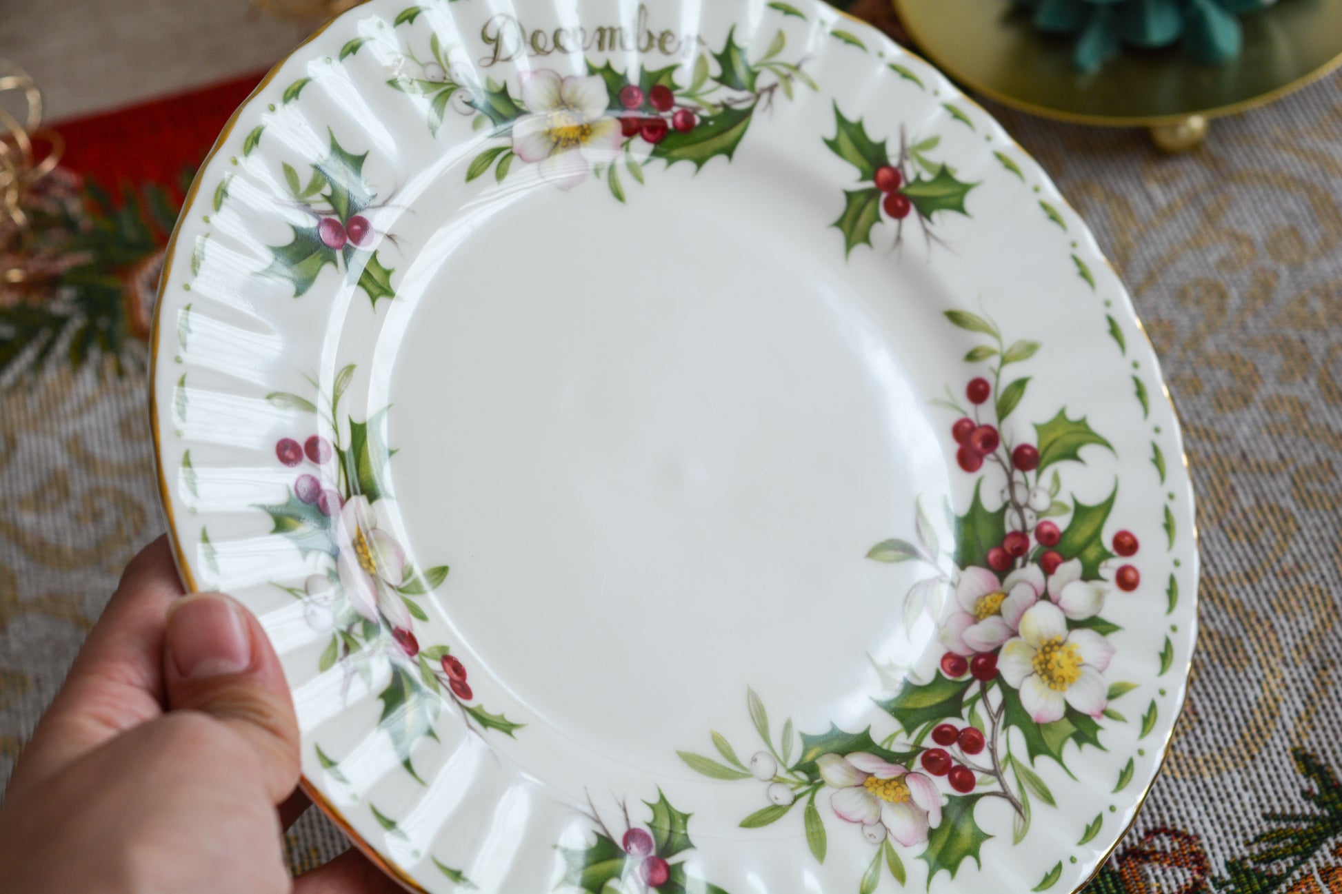 ロイヤルアルバートの人気シリーズの一つ、「フラワーオブマンス」1月から12月までそれぞれの季節のお花がモチーフのシリーズで、ついつい集めたくなってしまう魅力があります。今回ご紹介するのは、12月(December)。12月のお花はクリスマスローズです。ヒイラギに可憐なクリスマスローズがクリスマスの季節にぴったりなデザイン。とっても華やかなお品でクリスマスのテーブルを彩ります。