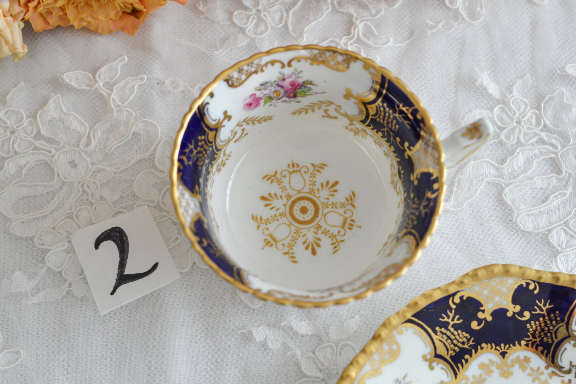 コールポートの代表作と言ってもいい、バットウィングシリーズ。こちらはコバルトブルーのティートリオです。重厚感のあるコバルトブルーと金彩のコントラスト、美しいシェイプ。凛としさ美しさがありオーラを感じます。最近はバットウィングも探すのがとても困難になってきました。心が躍るカップでティータイムをお楽しみいただけたら嬉しいです。こちらは1セットの価格です。全部で6セット在庫がございます。状態で価格が変わります。